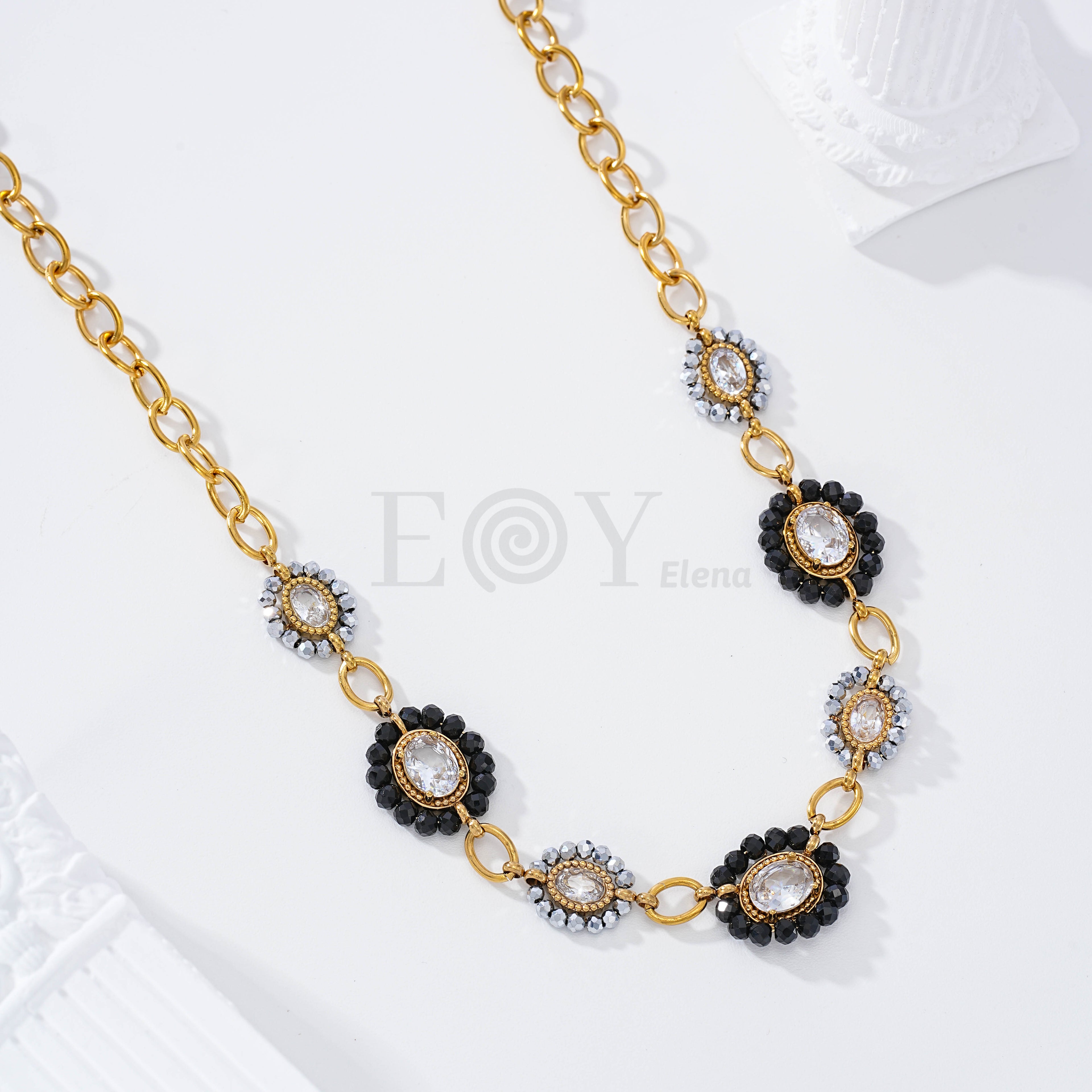 Collar con circonitas grises y negras