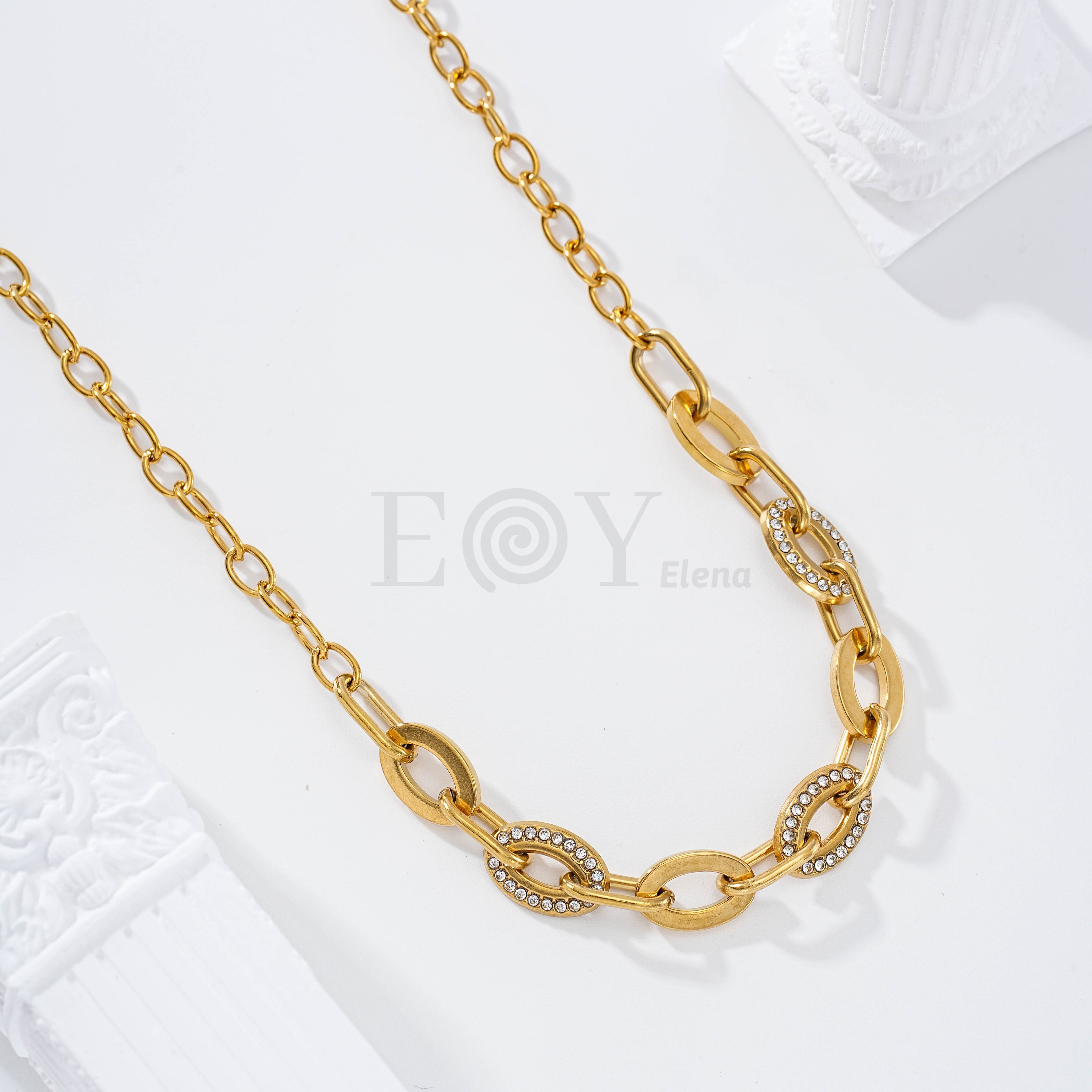 Collar con detalles ovalados y circonitas