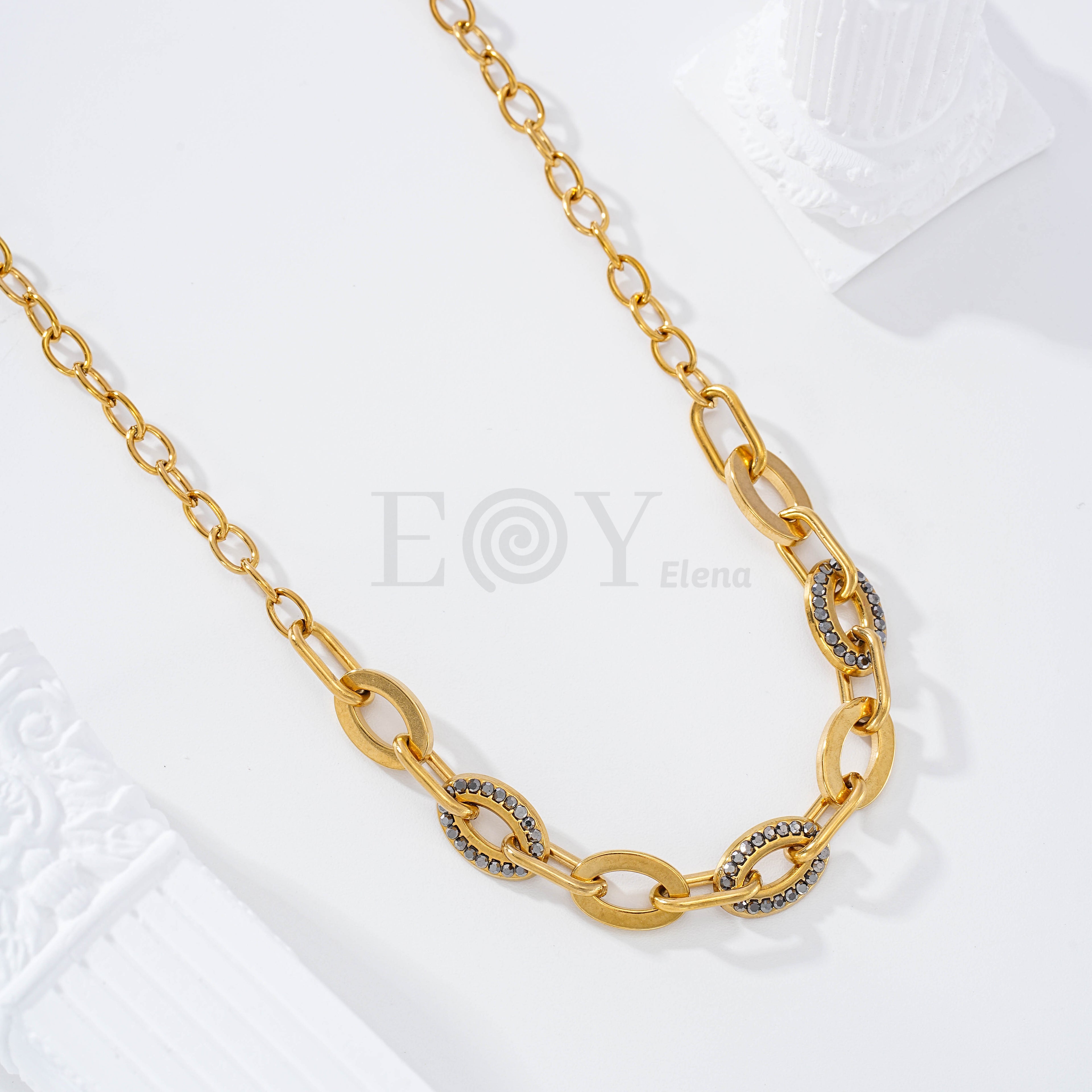 Collar con detalles ovalados y circonitas