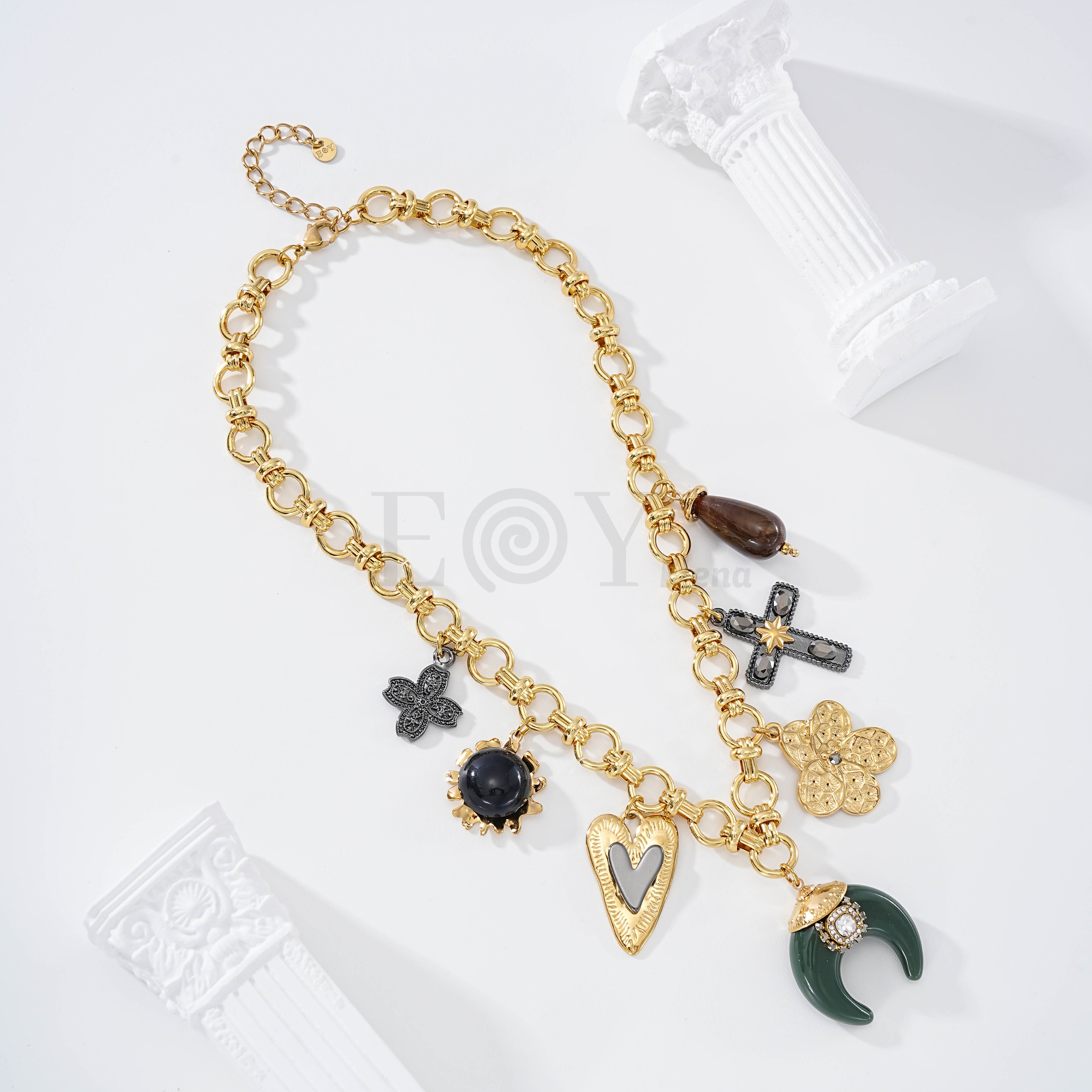 Collar con media luna verde botella y charms