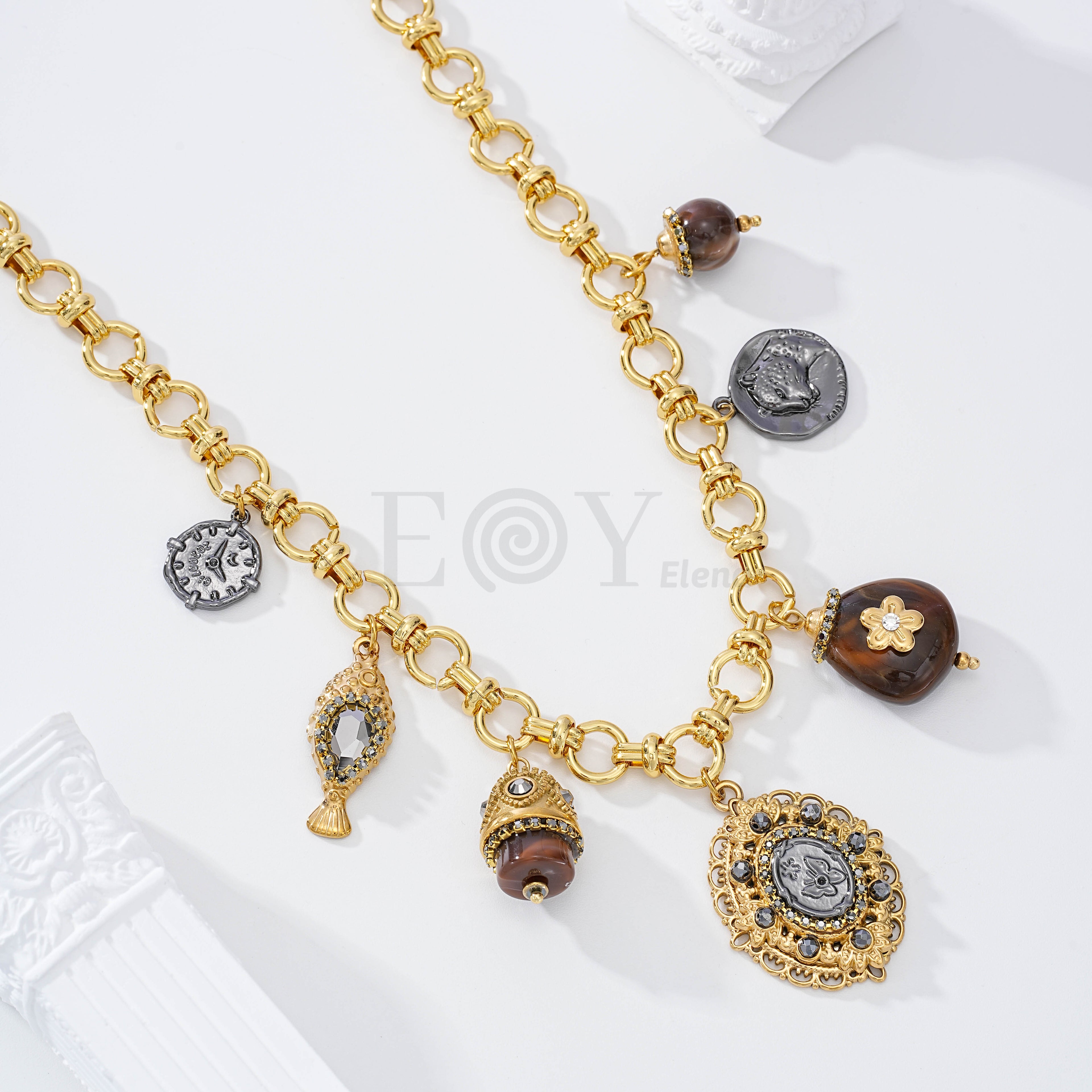 Collar con charms grises y marrones