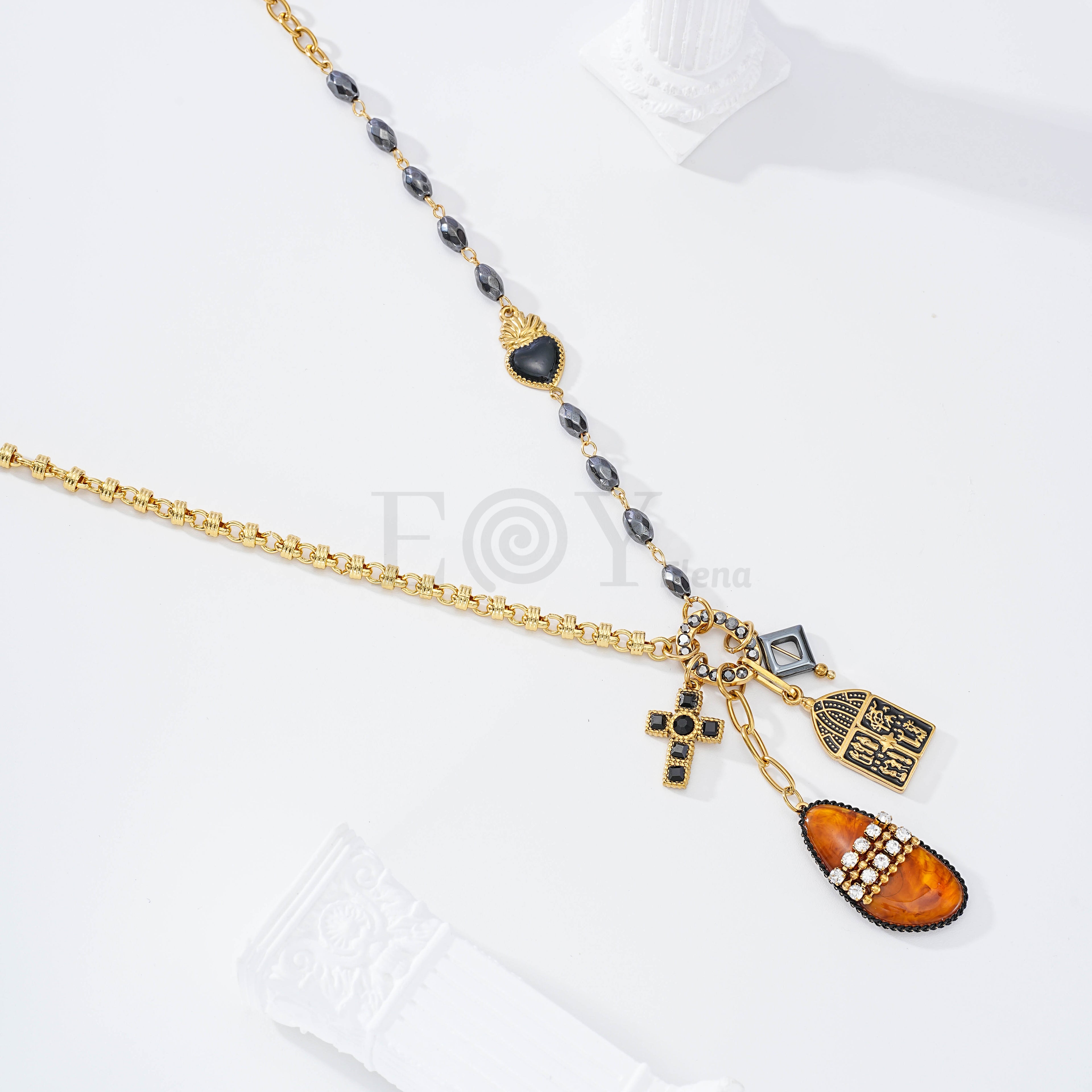 Collar con detalles grises cruz