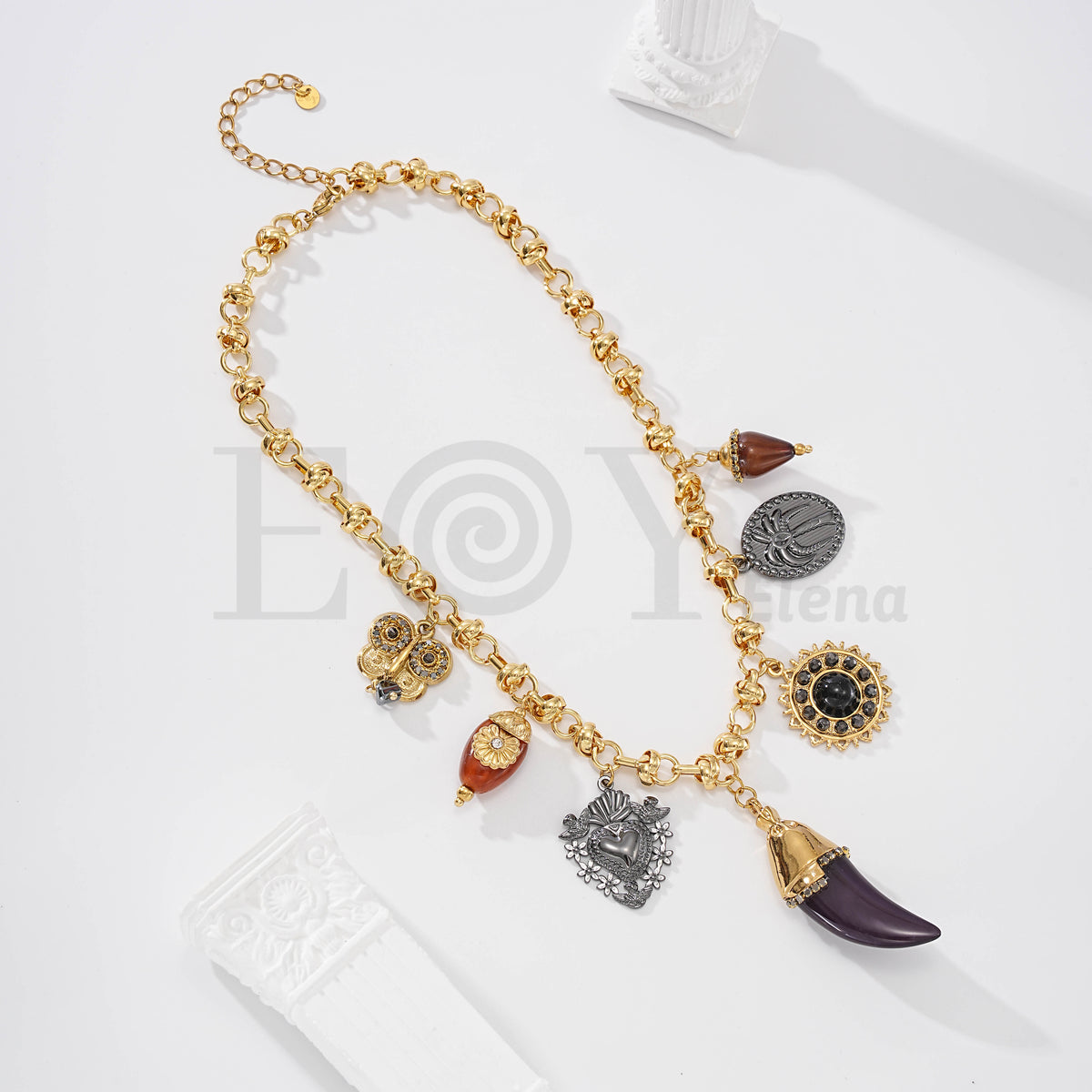 Collar de colmillo con chapas de acero