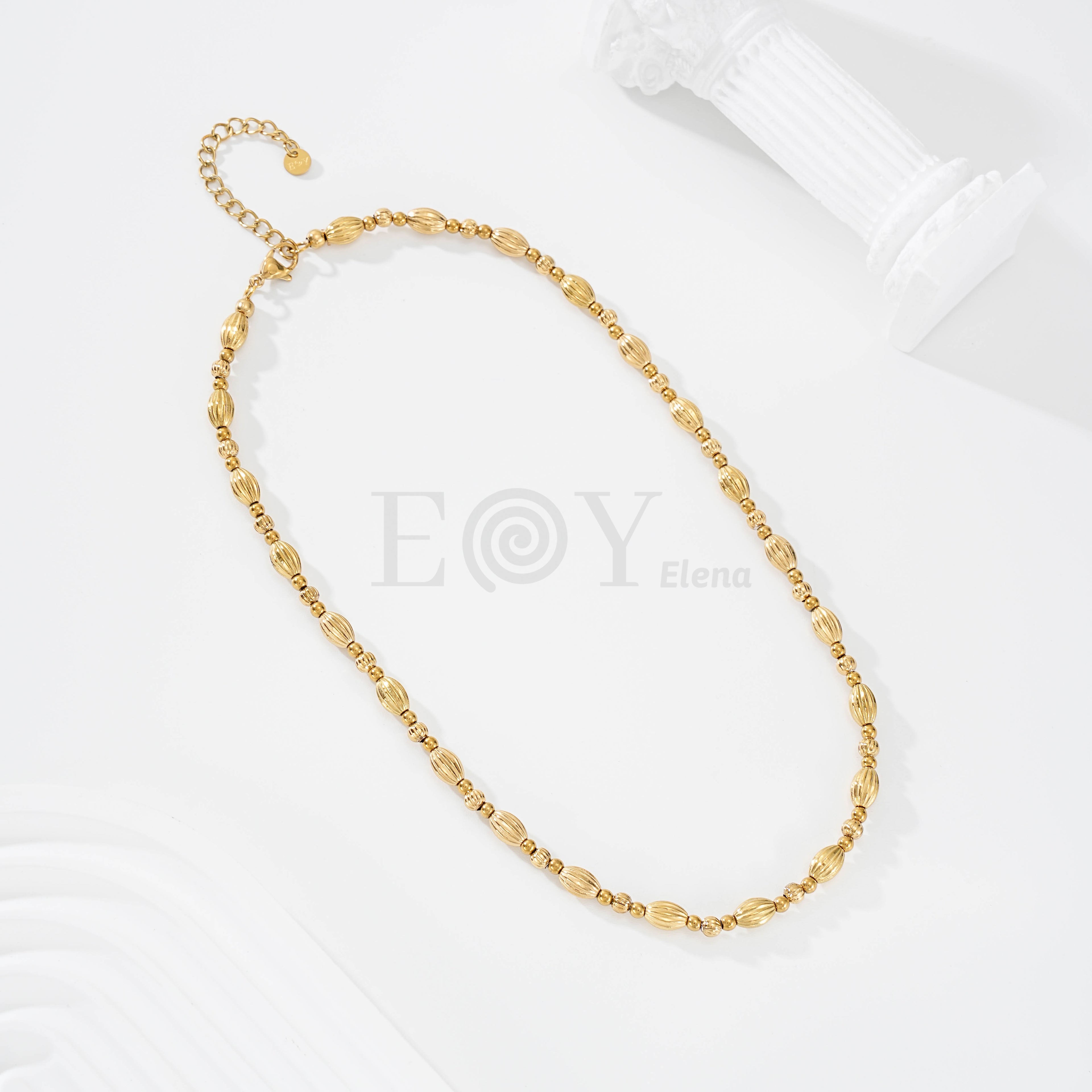 Collar bolas adornos dorados