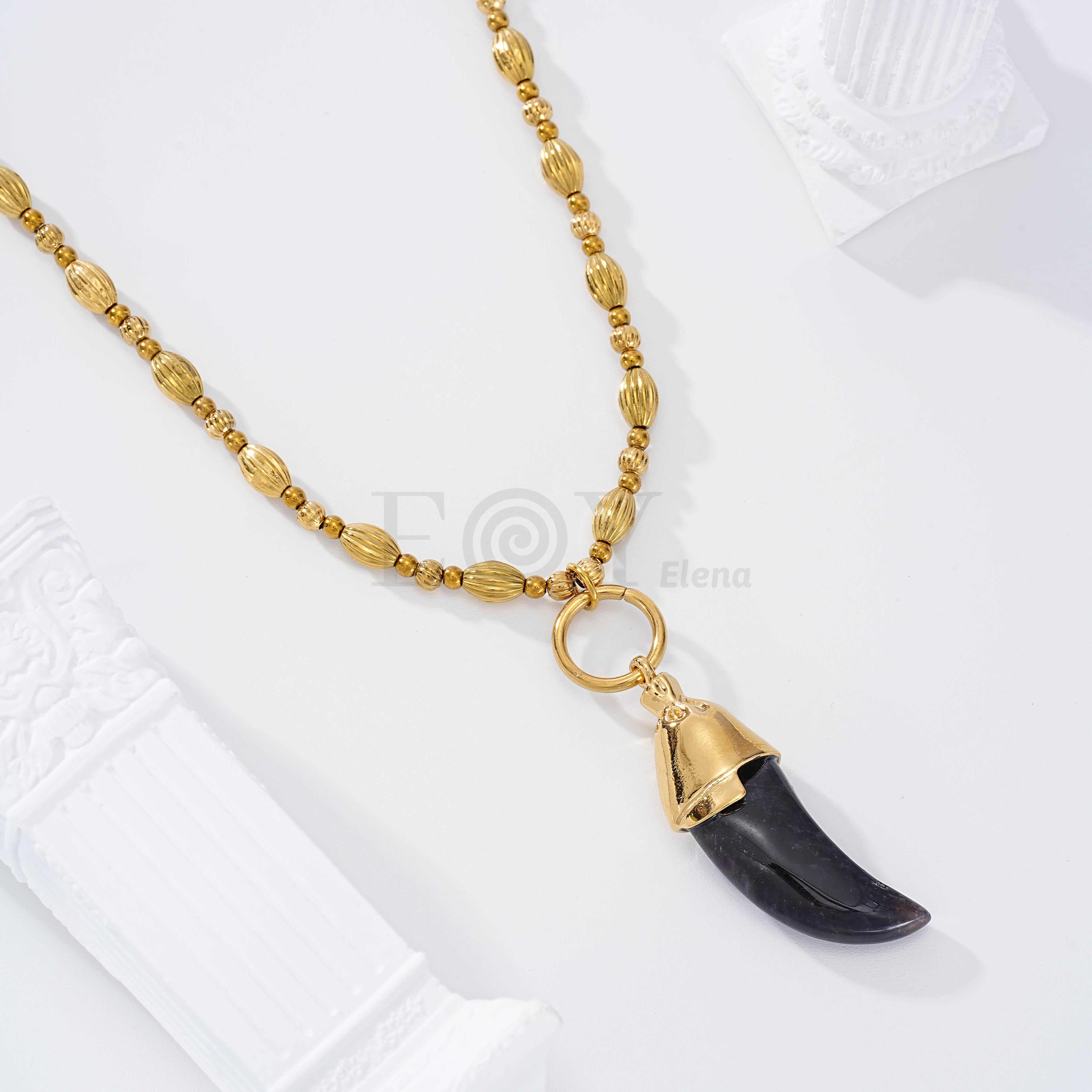 Collar colmillo negro