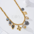 Collar con charms tonos oscuros