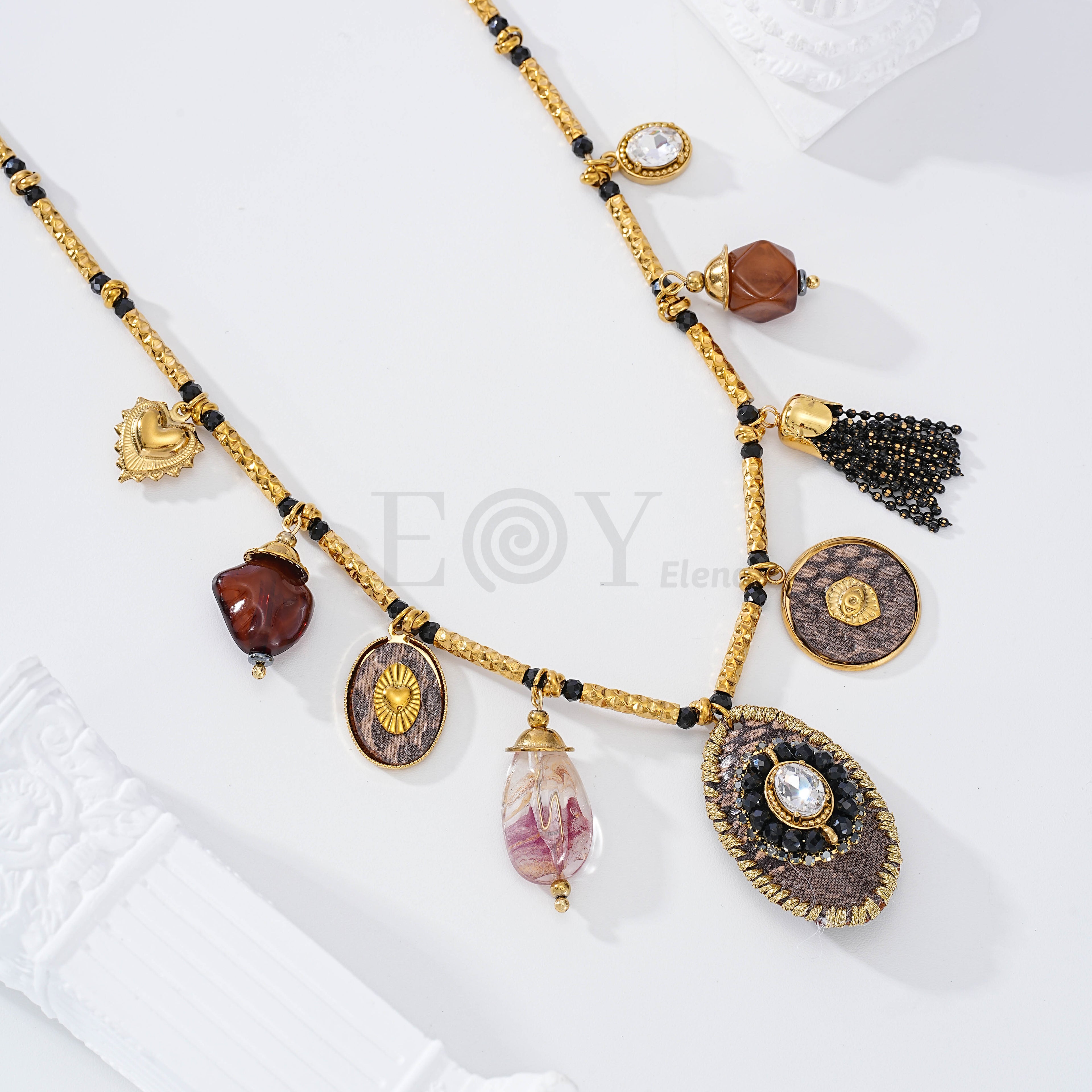 Collar con charms oscuros