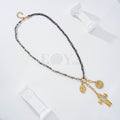 Collar cuerda y piedras con cruz y chapas colgantes