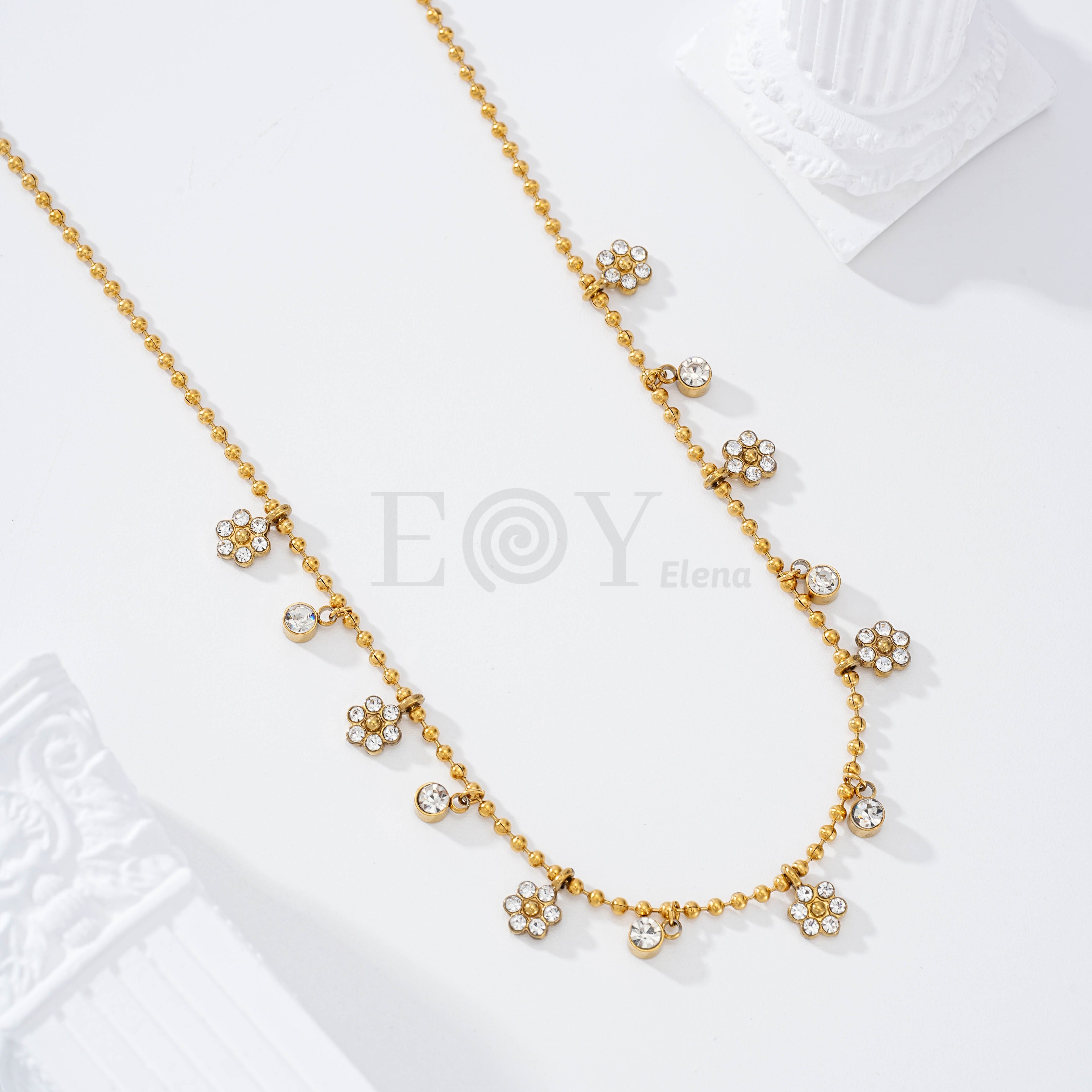 Collar con flores y circonitas