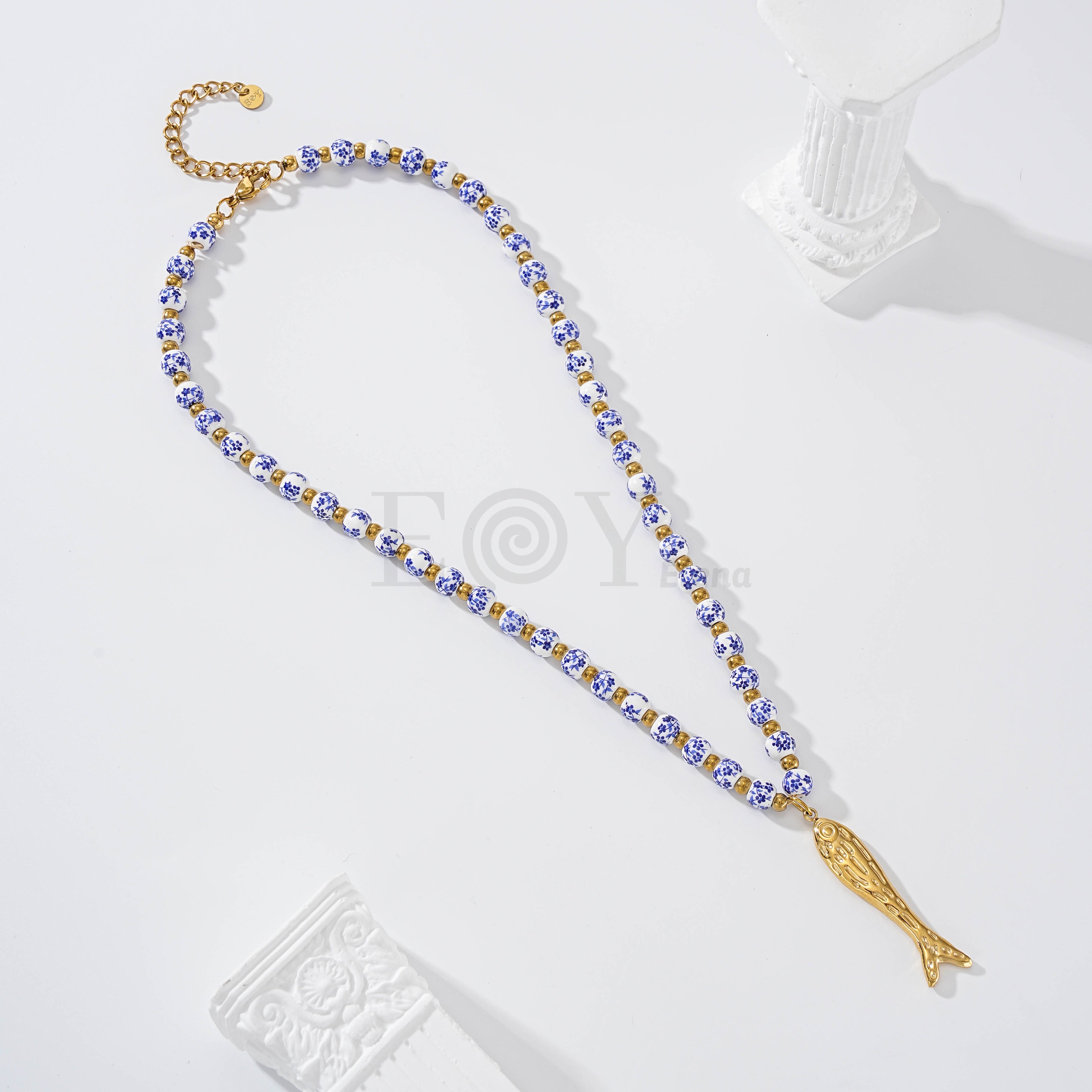 Collar bolas cerámica con pez relieve acero