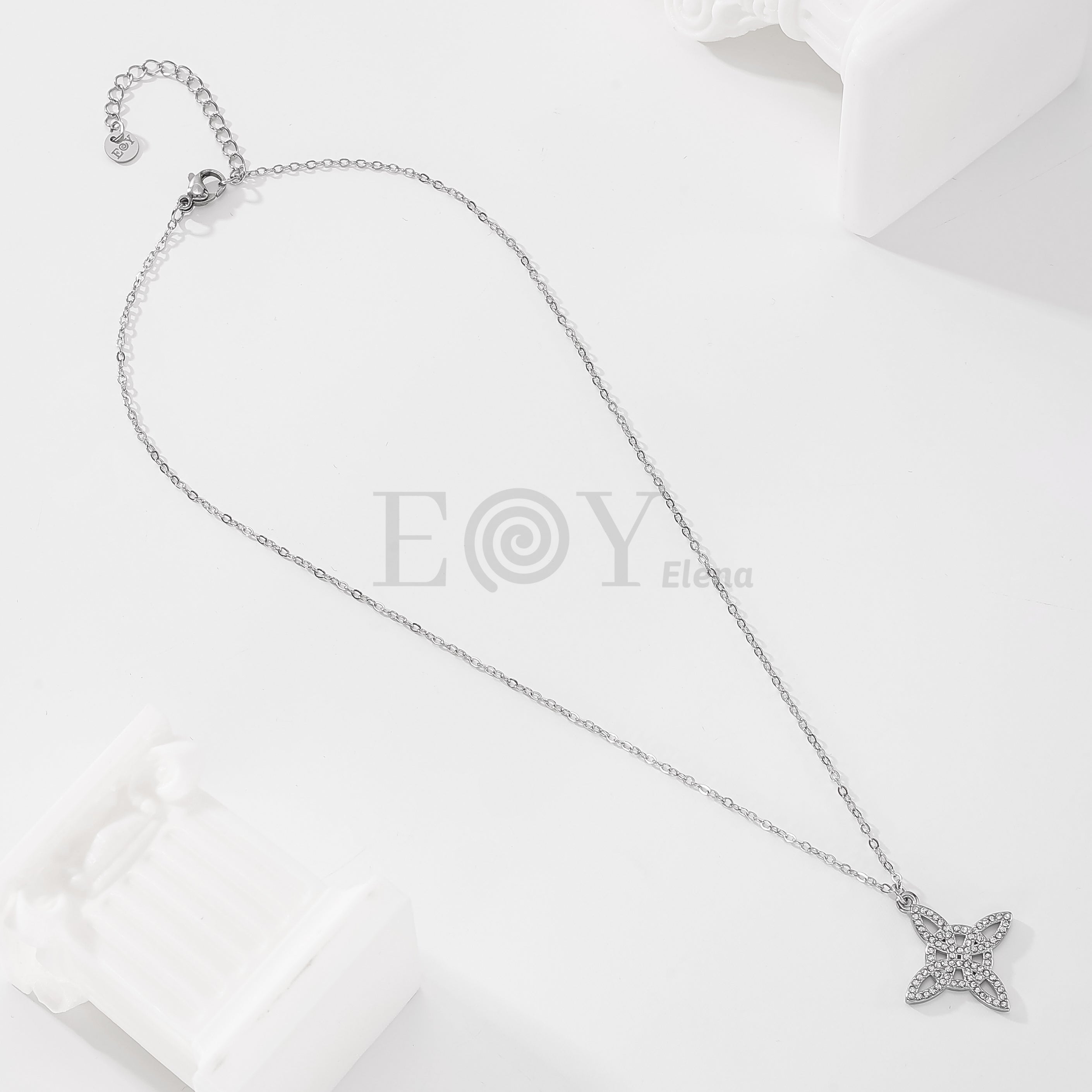 Collar nudo de bruja circonitas