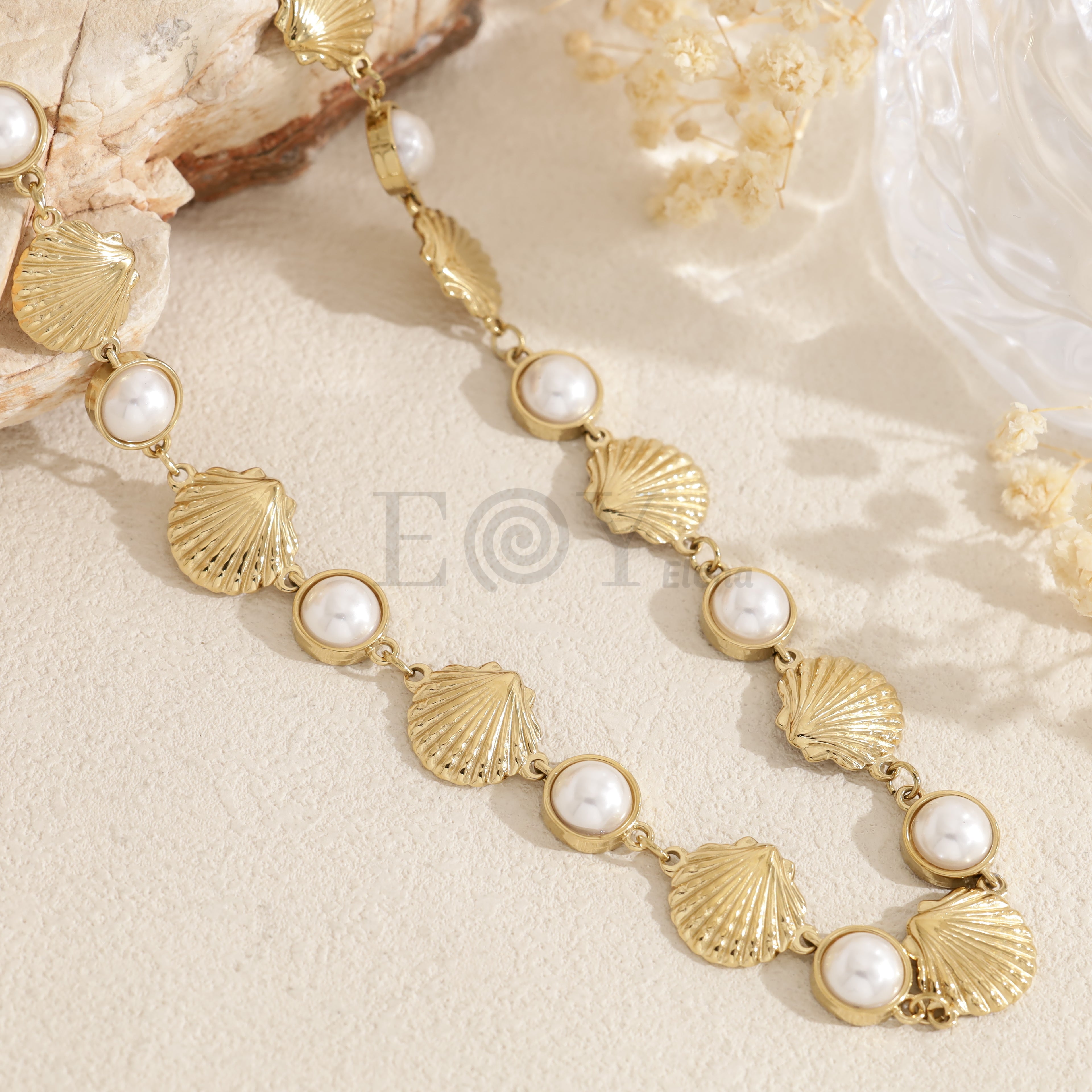 Collar con conchas y perlas