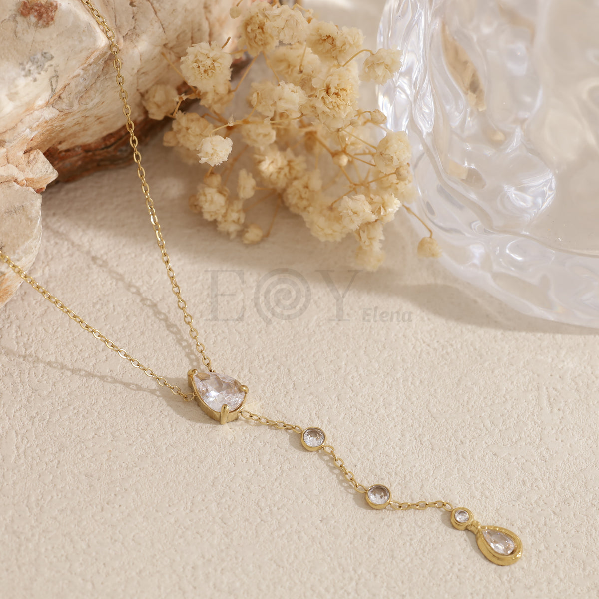 Collar con circonitas colgando acero