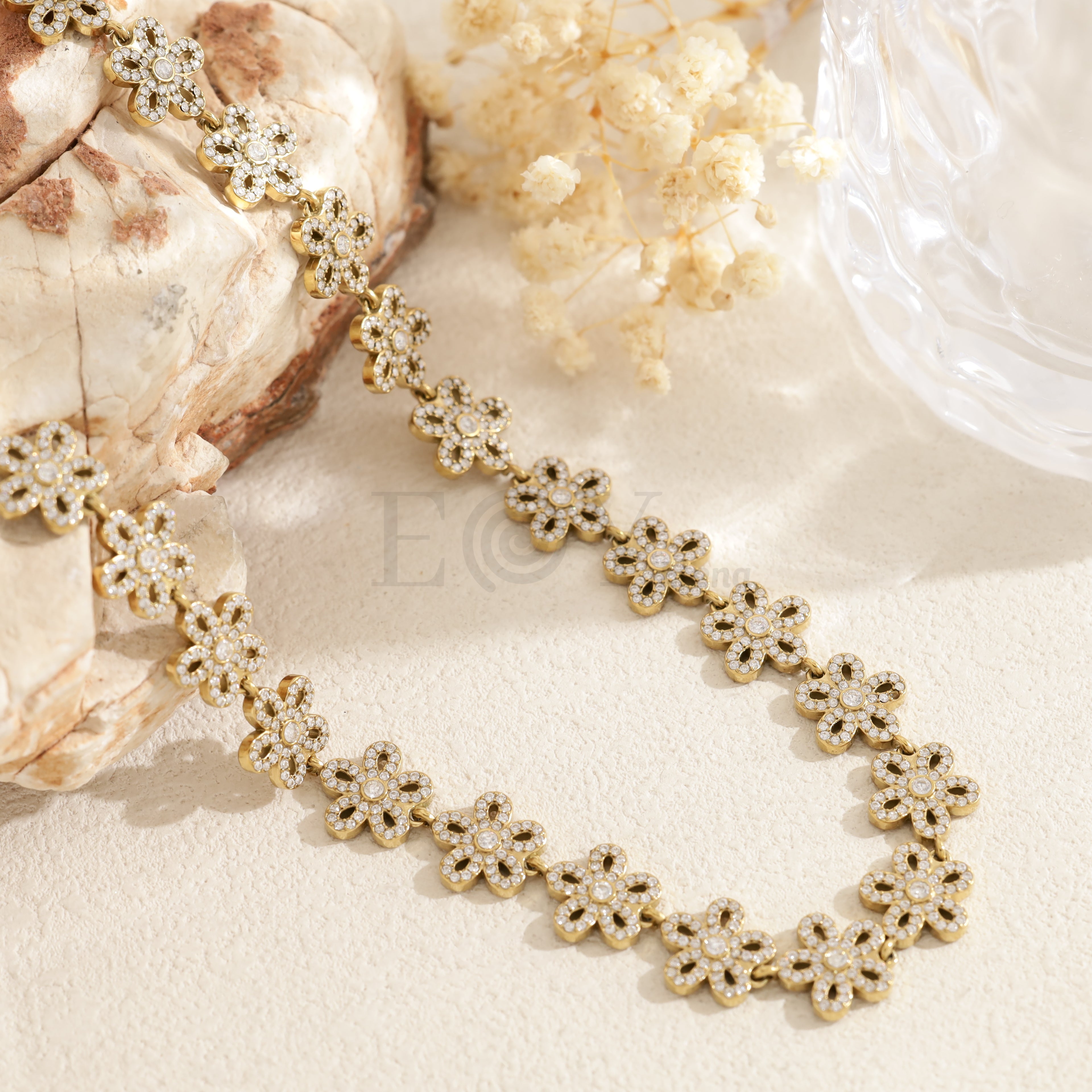Collar flor circonitas