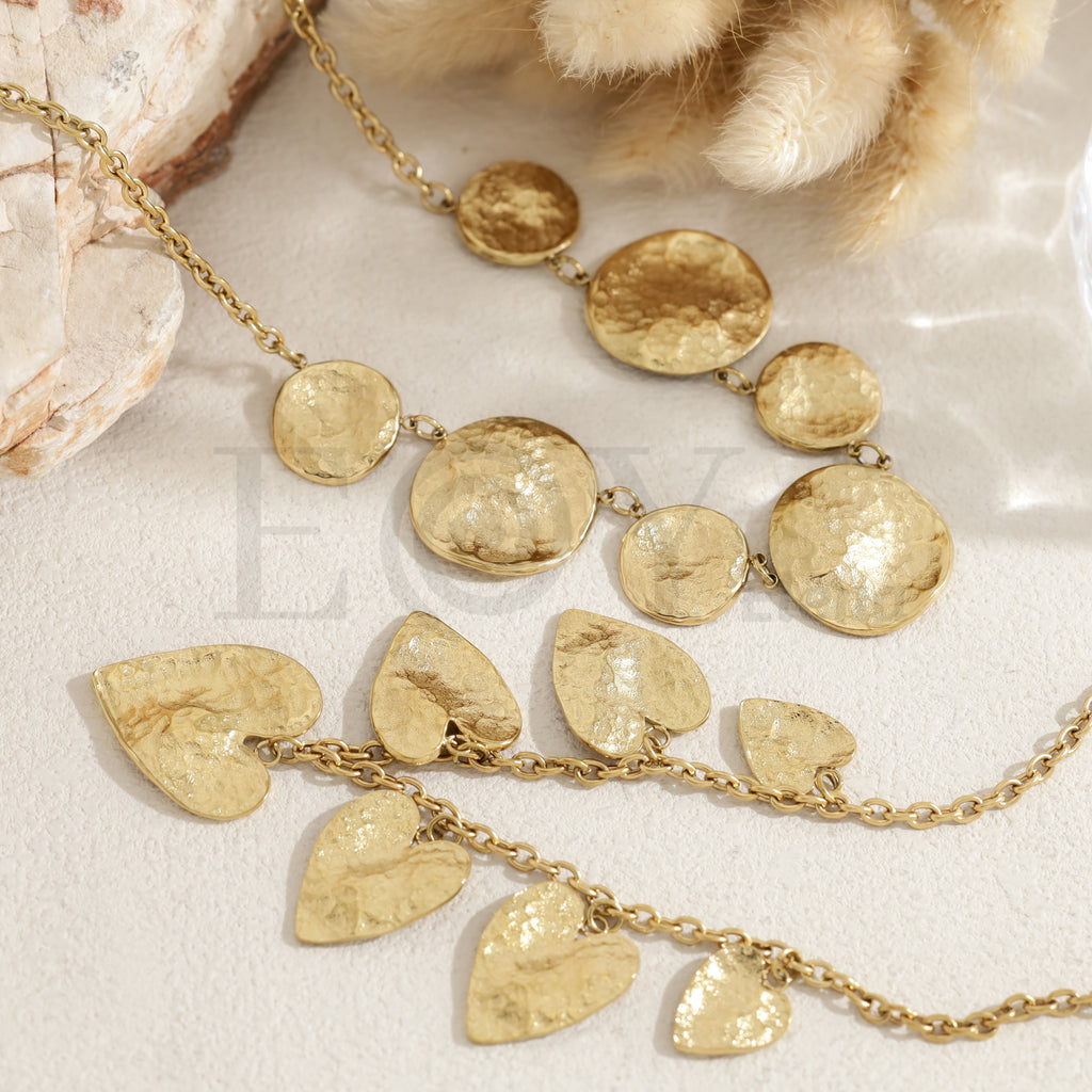 Collar de corazones de acero