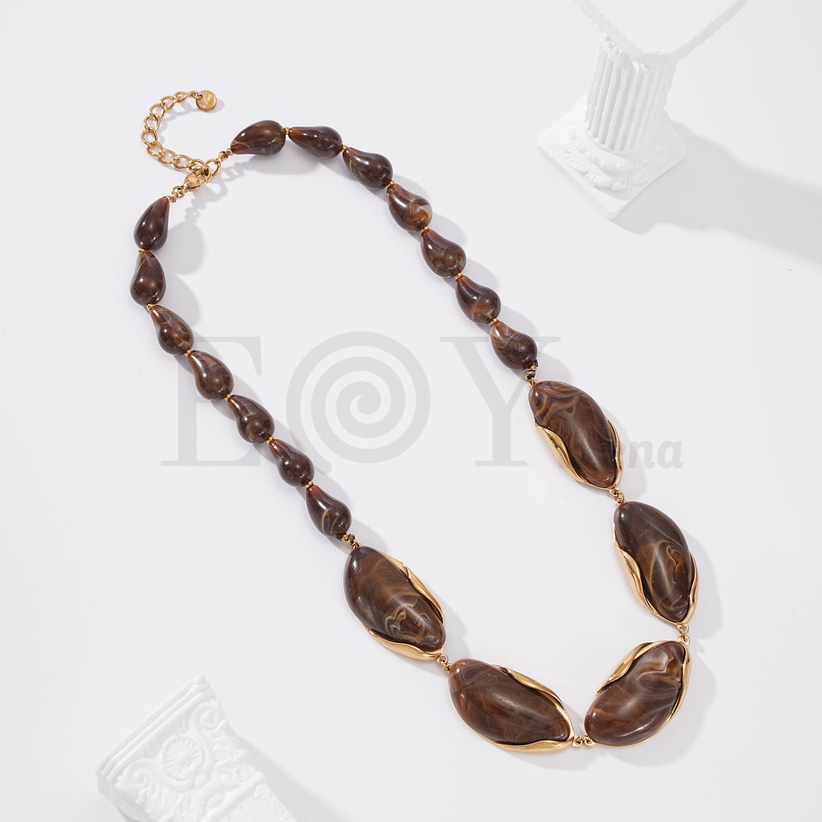 Collar de piedras de acero