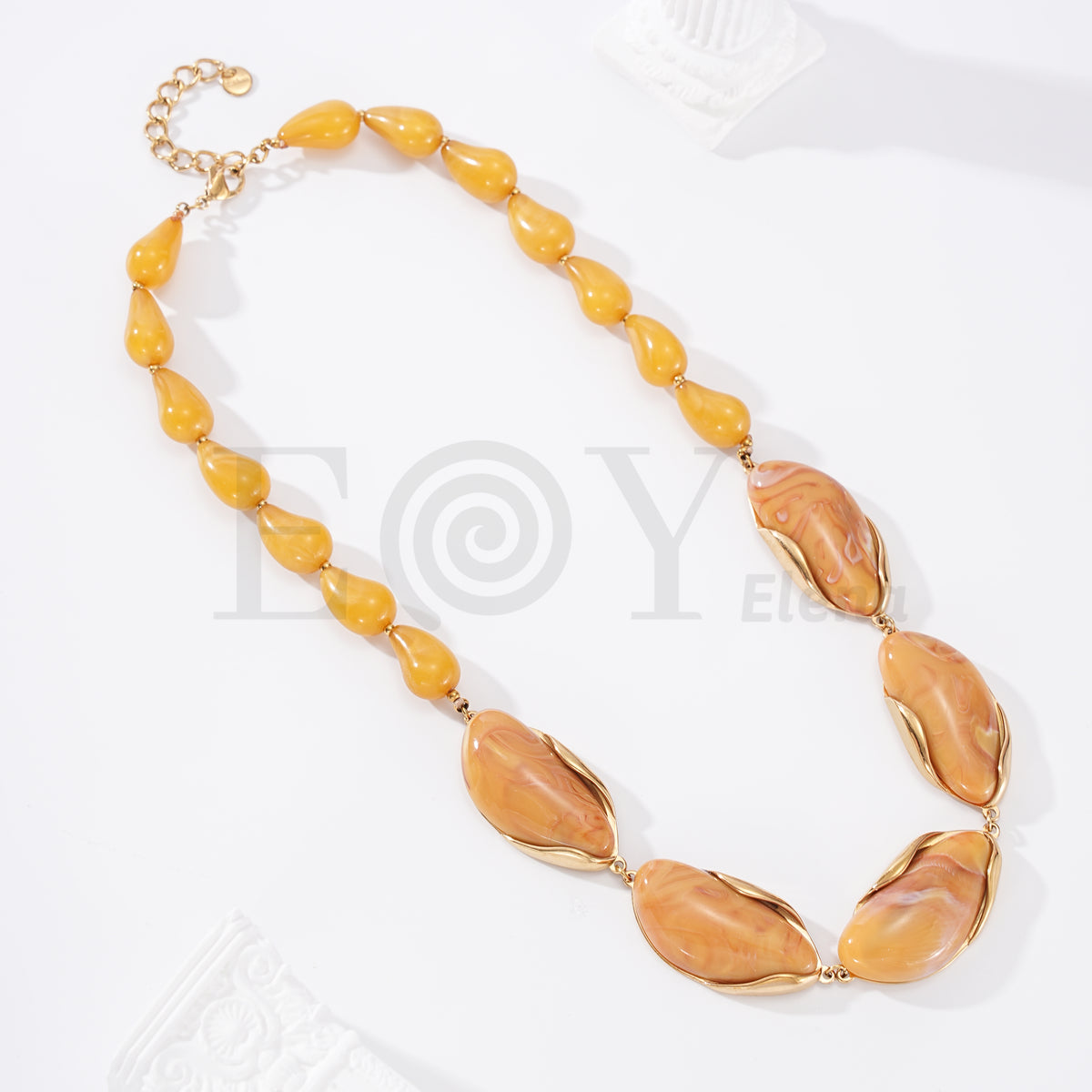 Collar de piedras de acero
