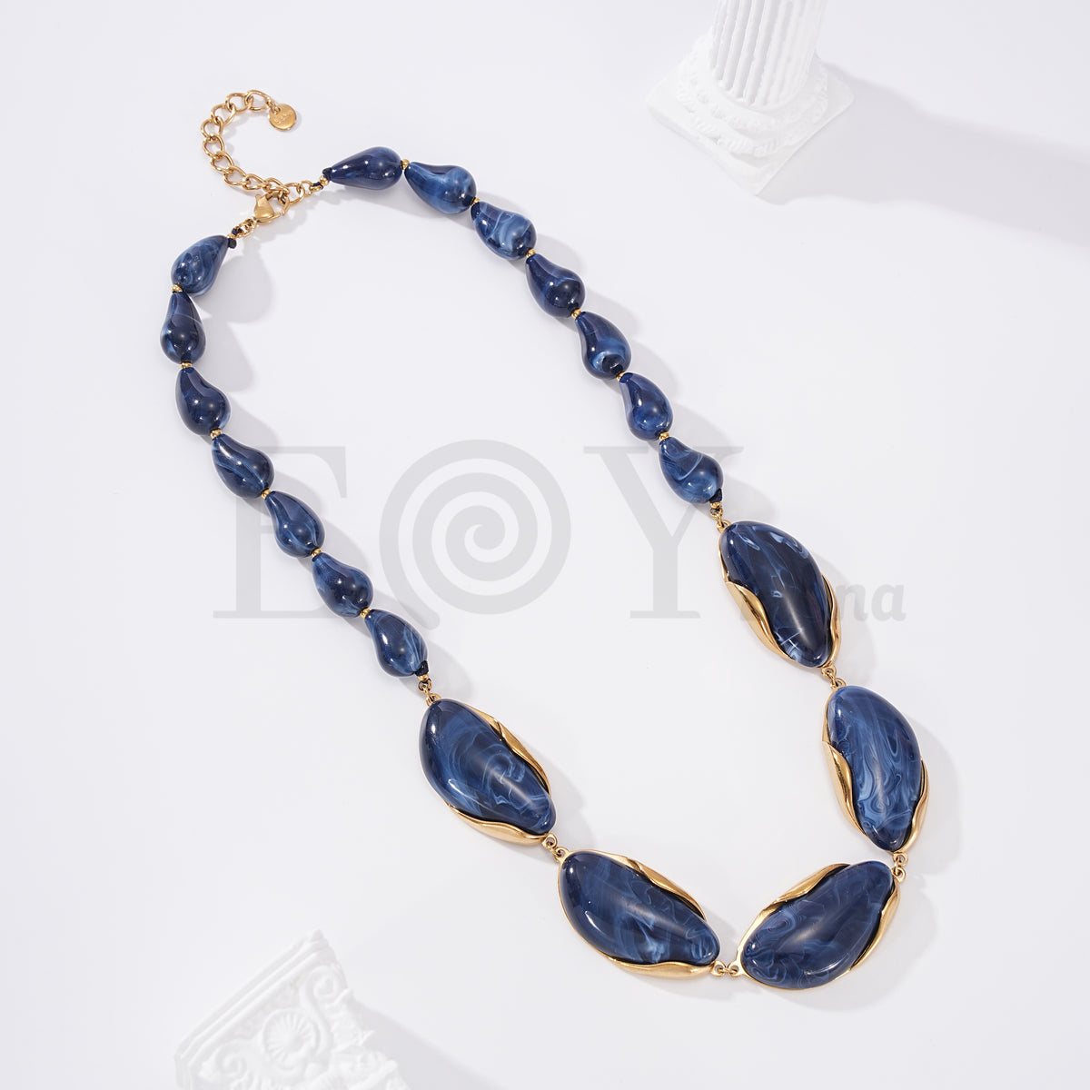 Collar de piedras de acero