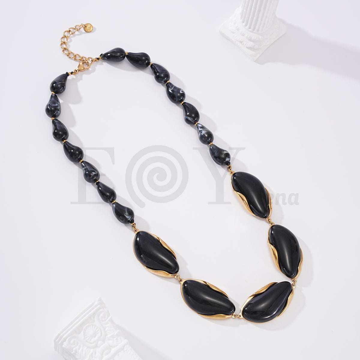 Collar de piedras de acero