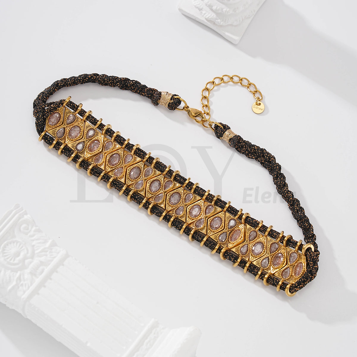 Pulsera de hilo con piedras de acero