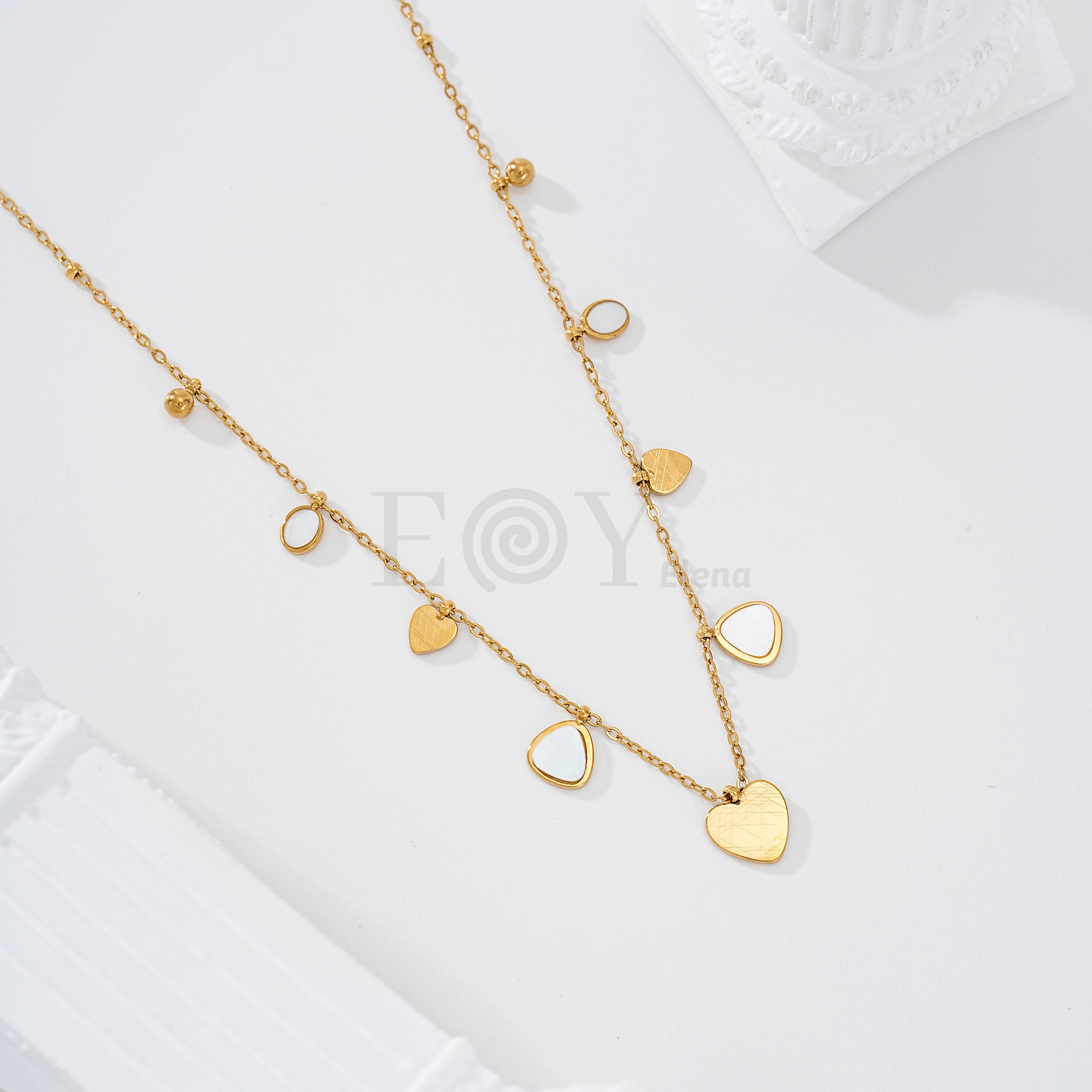 Collar con corazones y chapas nacar