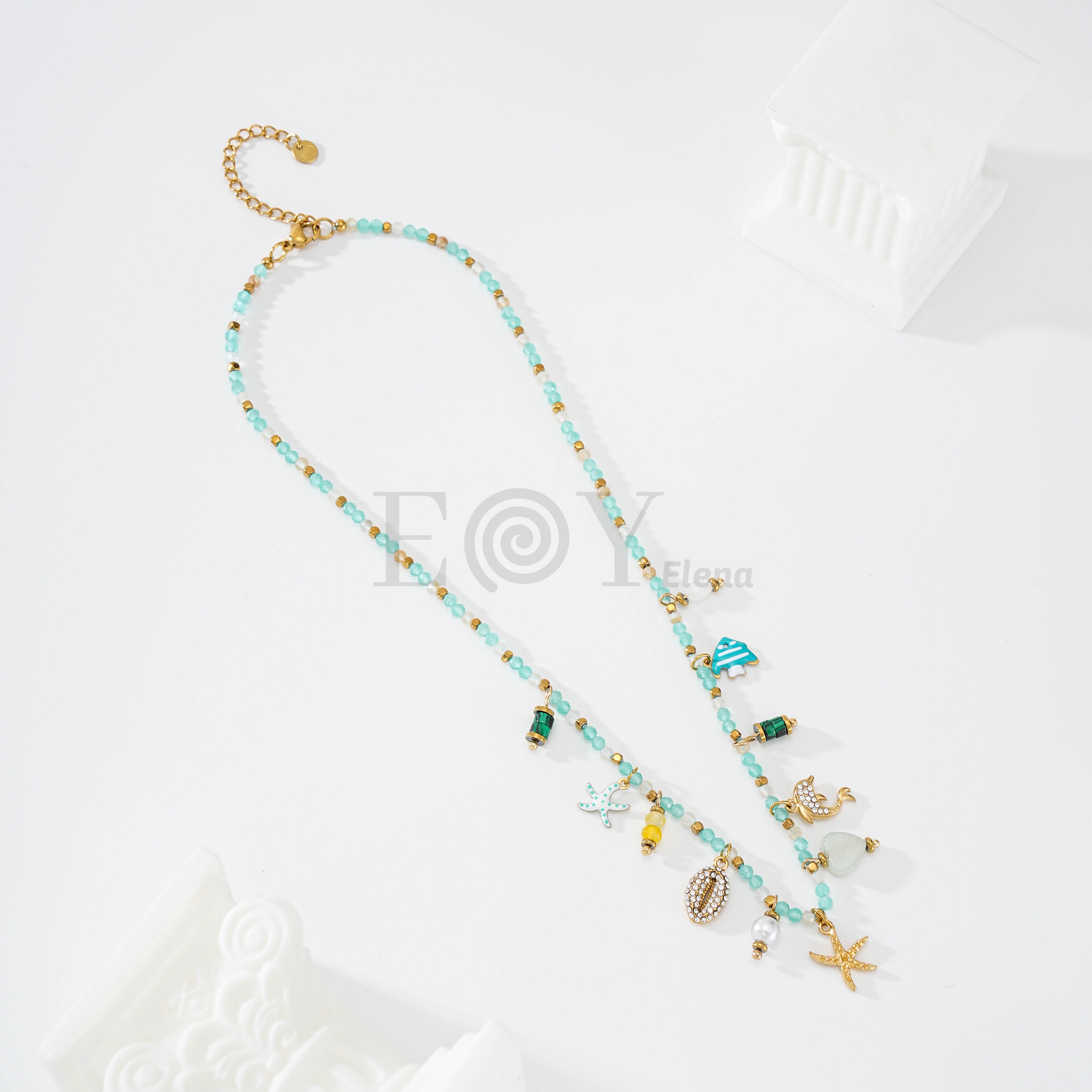 Collar de bolitas turquesa con charms marinos