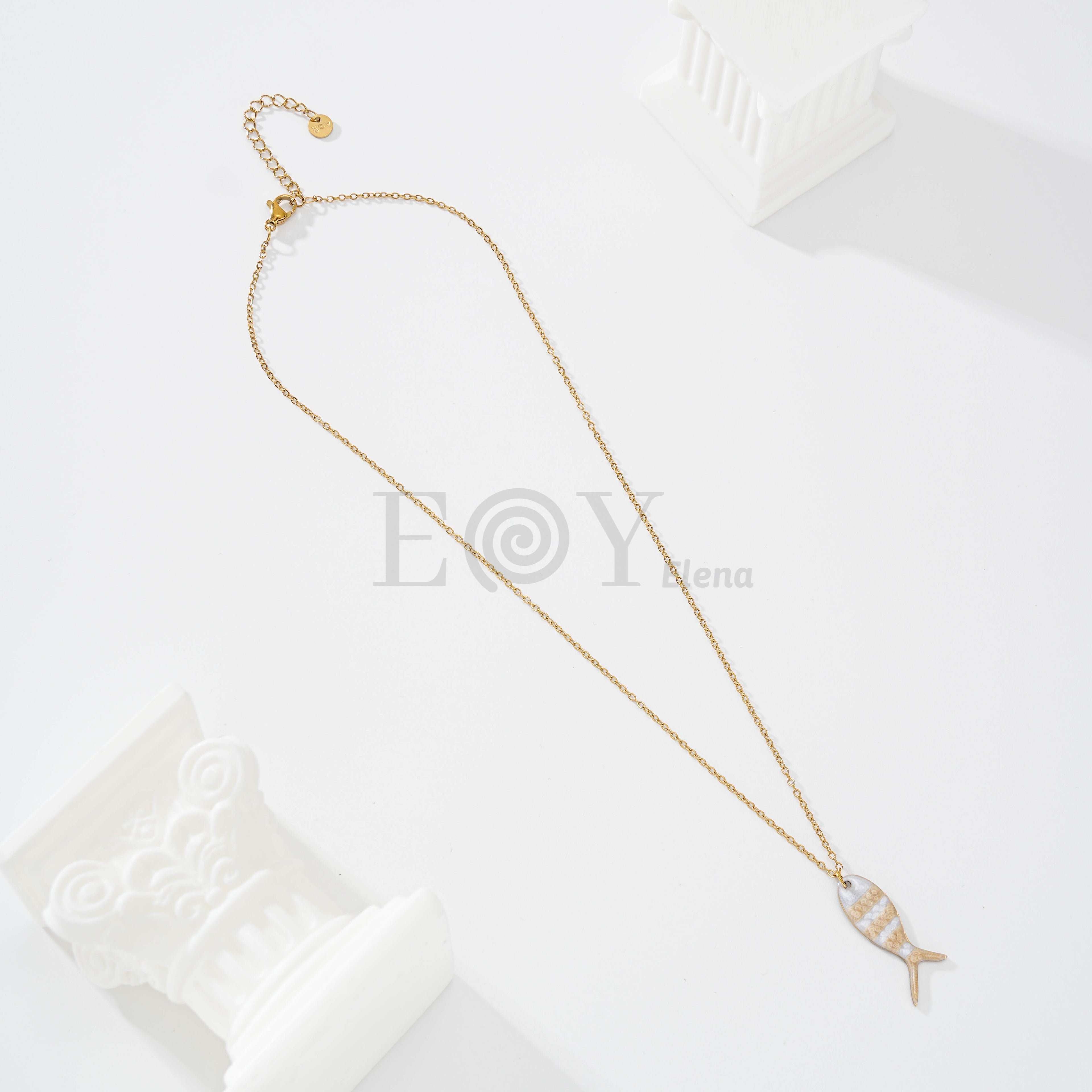 Collar con pez colores