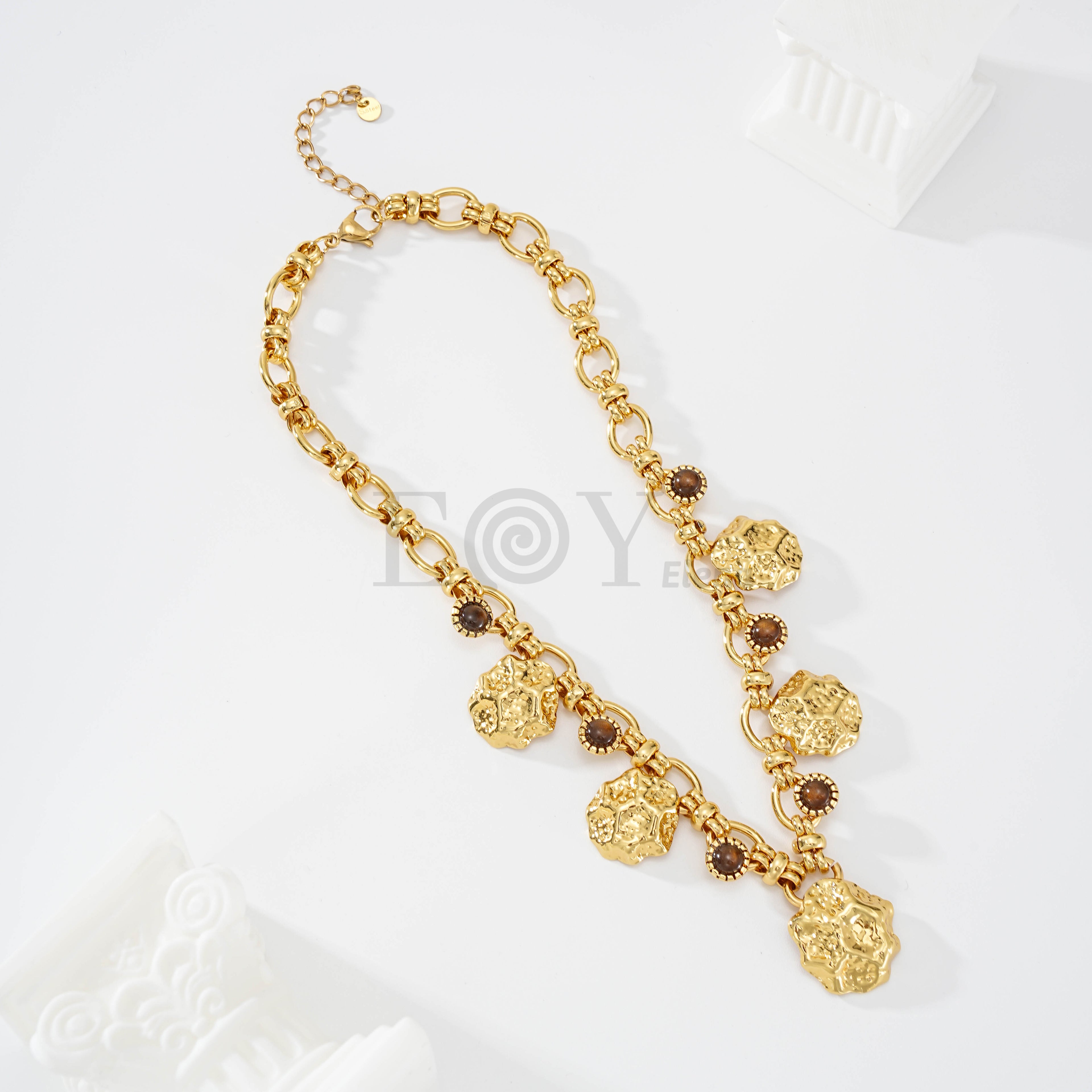 Collar de piedras marrones y medallas texturizadas