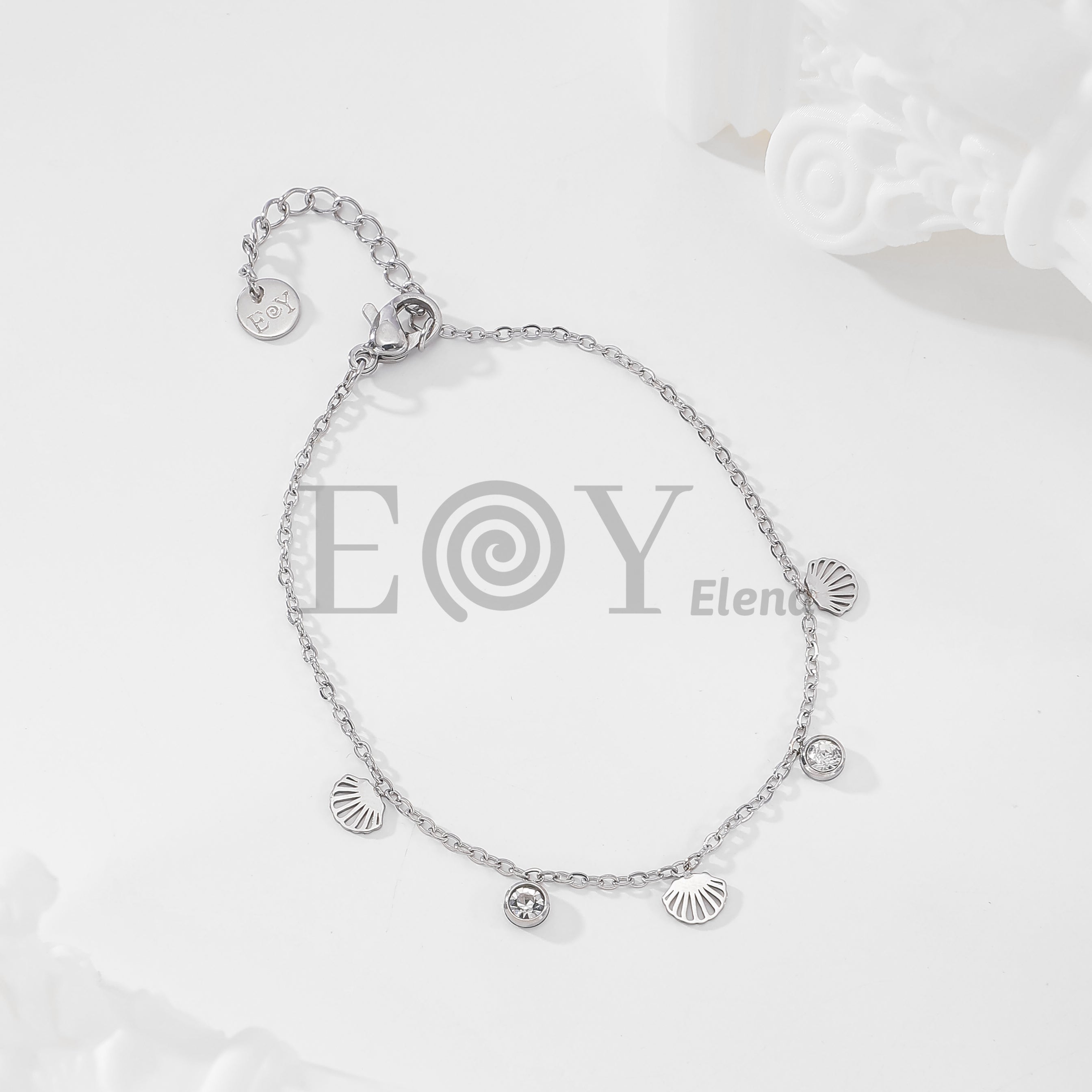 Pulsera de cadena con conchas marinas y circonitas