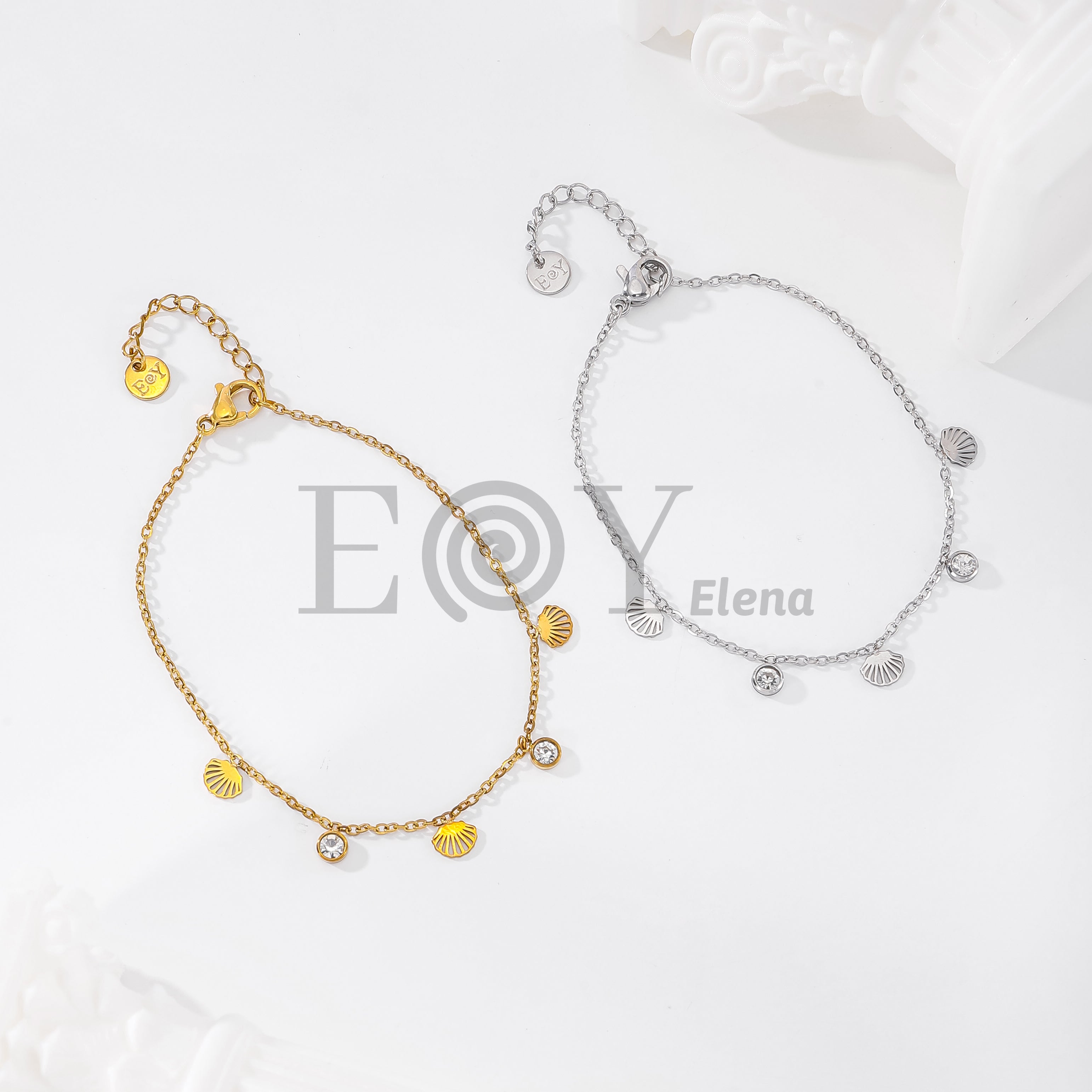Pulsera de cadena con conchas marinas y circonitas