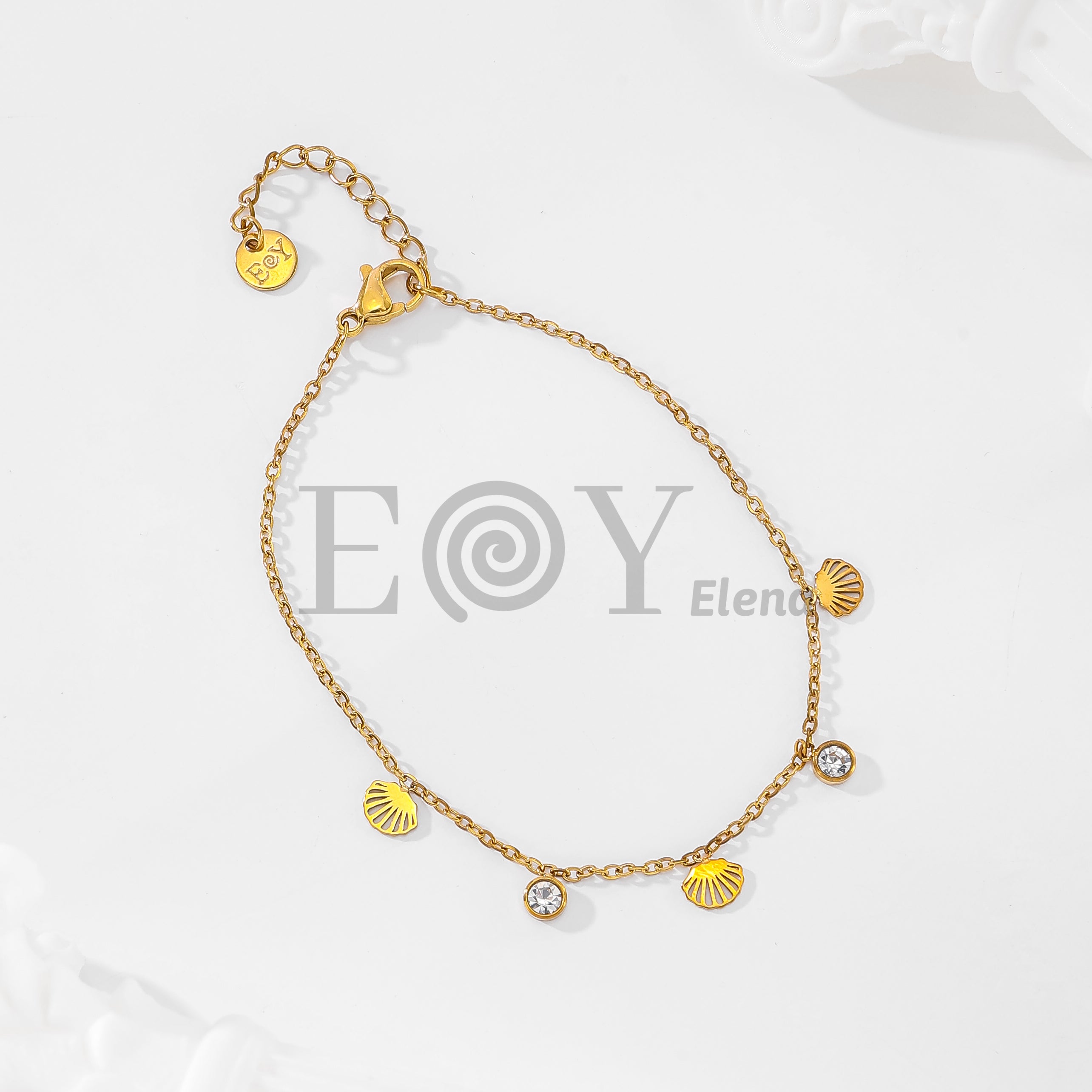 Pulsera de cadena con conchas marinas y circonitas
