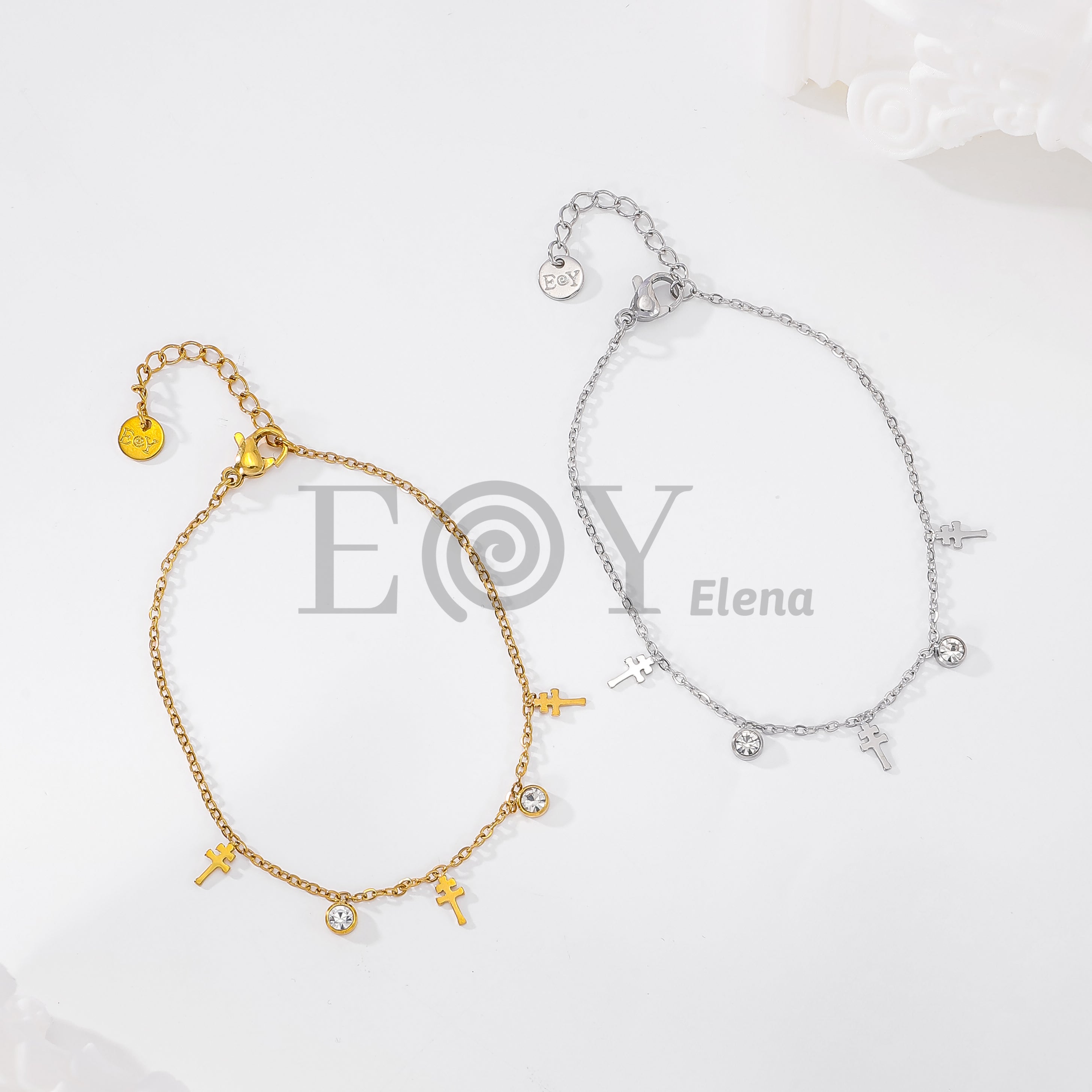 Pulsera de cadena con cruces colgantes y circonitas