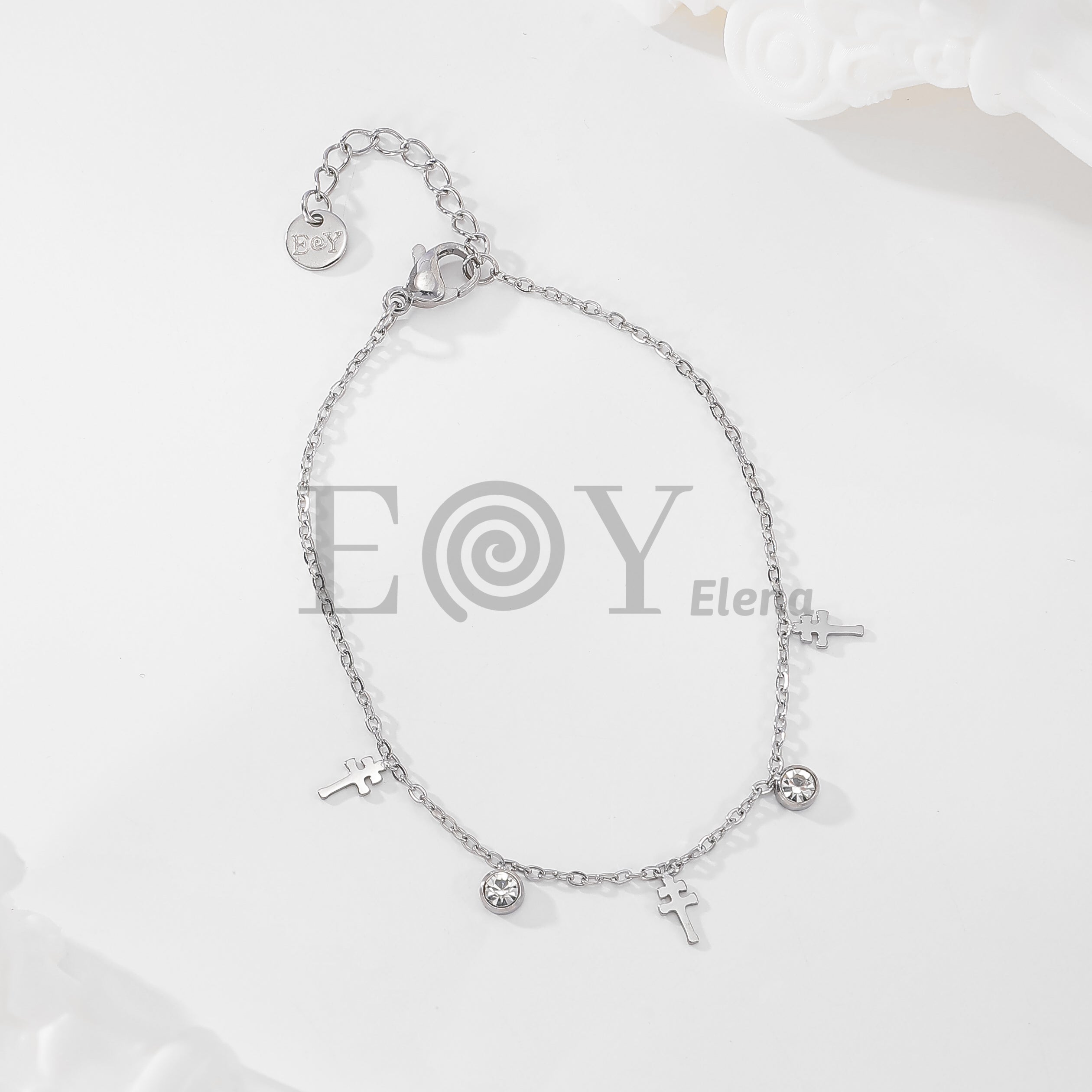 Pulsera de cadena con cruces colgantes y circonitas