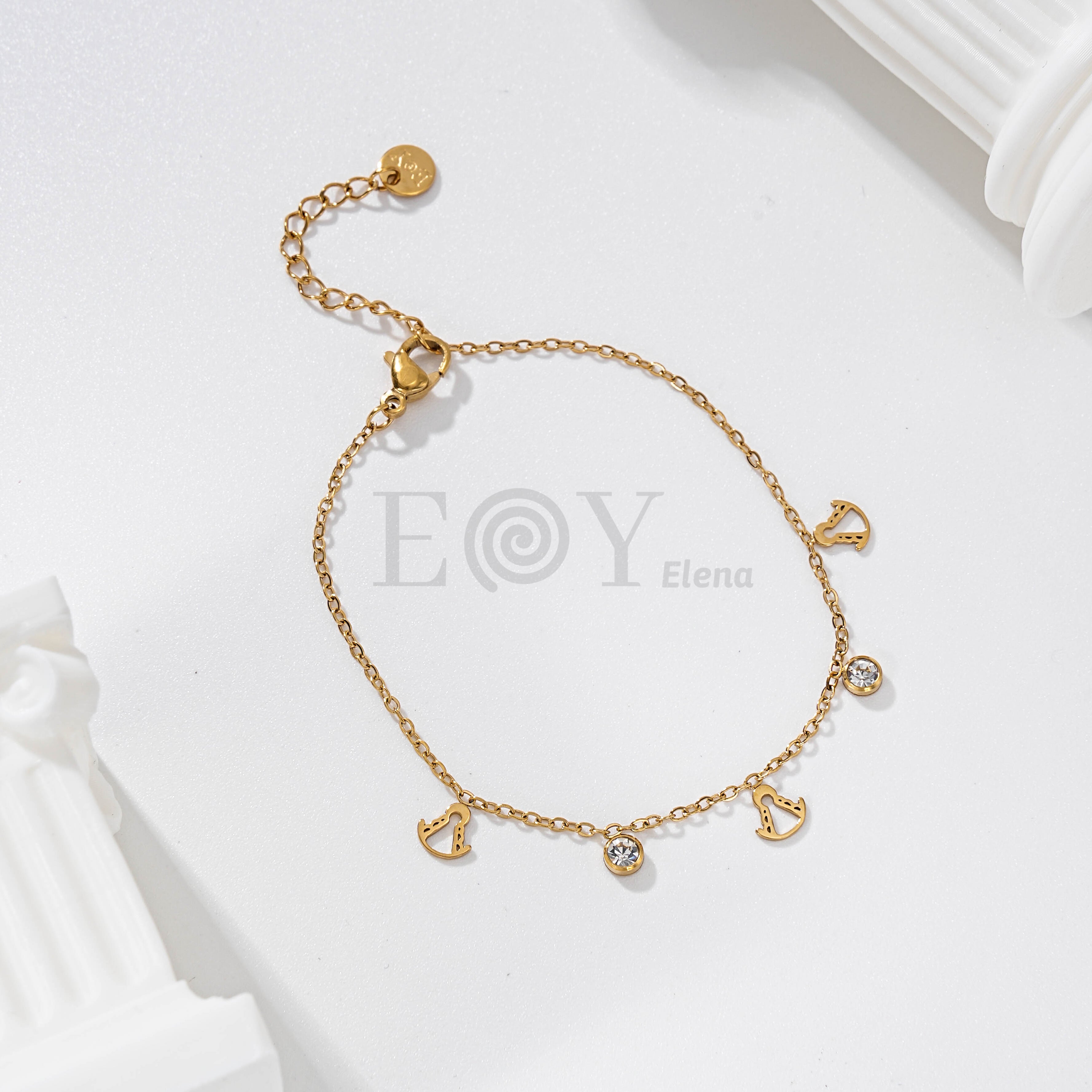 Pulsera de cadena dorada con colgantes de virgen y circonitas
