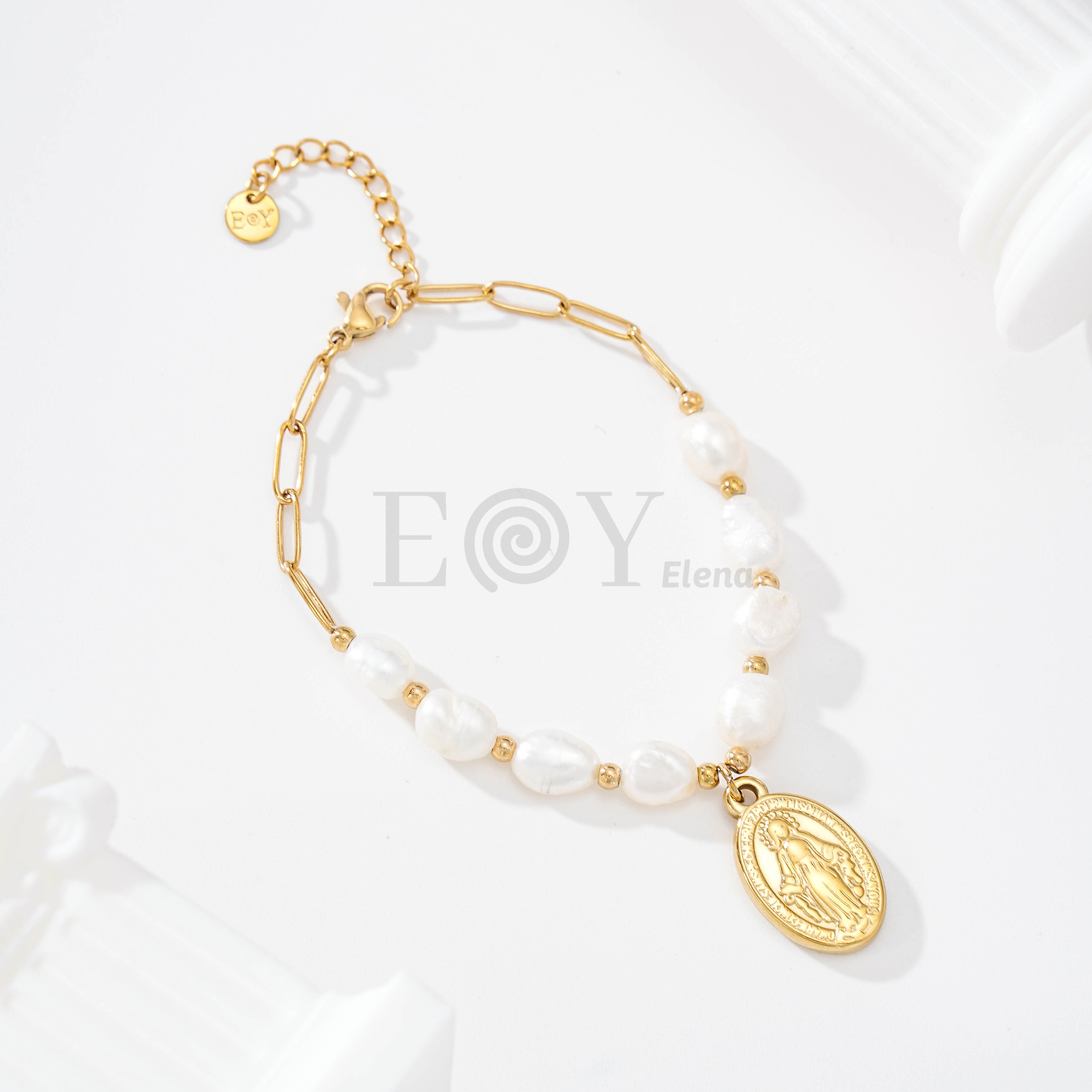 Pulseras con perlas y chapa virgen