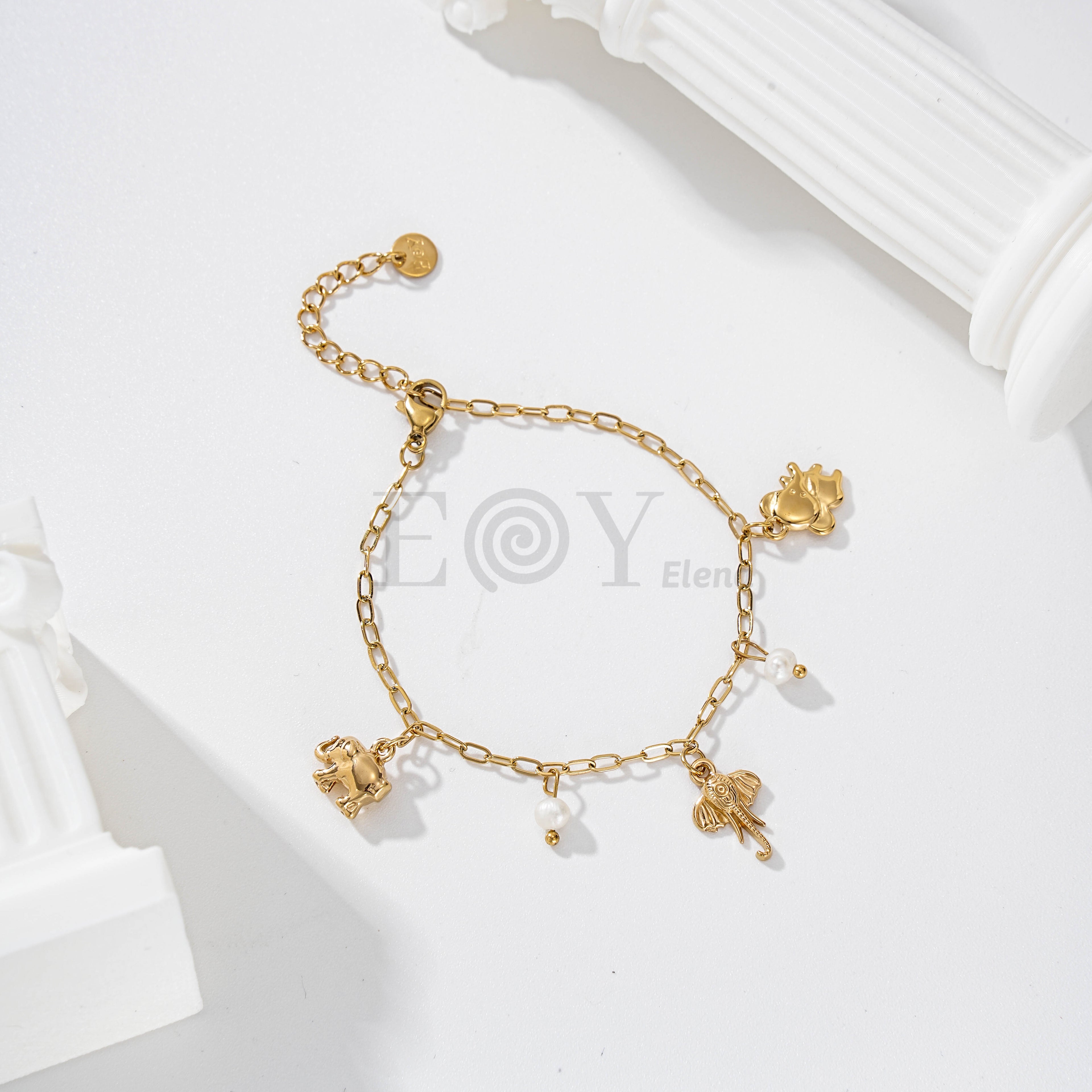 Pulsera de cadena dorada con colgantes de animales y perlas