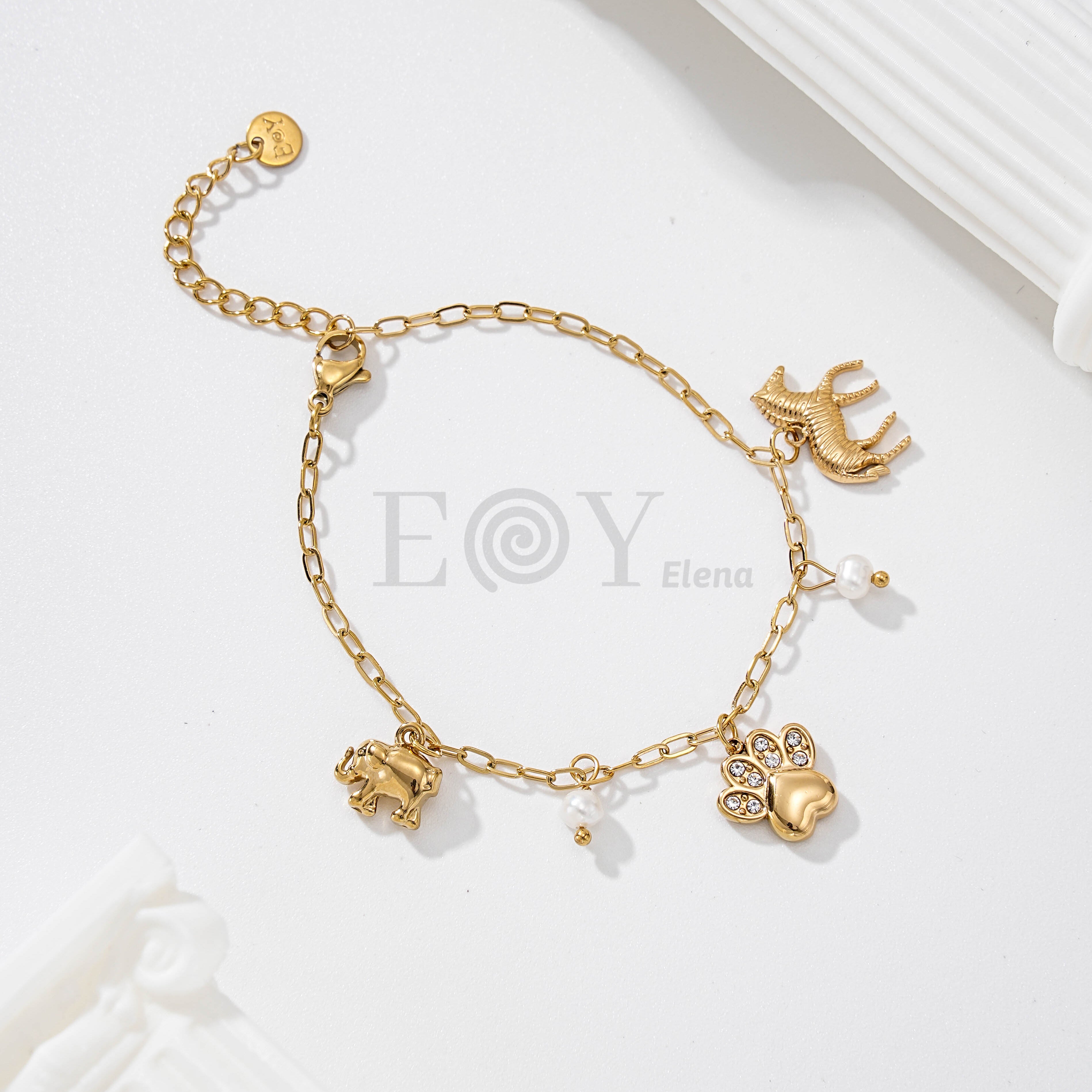Pulsera de cadena dorada con colgantes de gato, elefante, huella y perlas