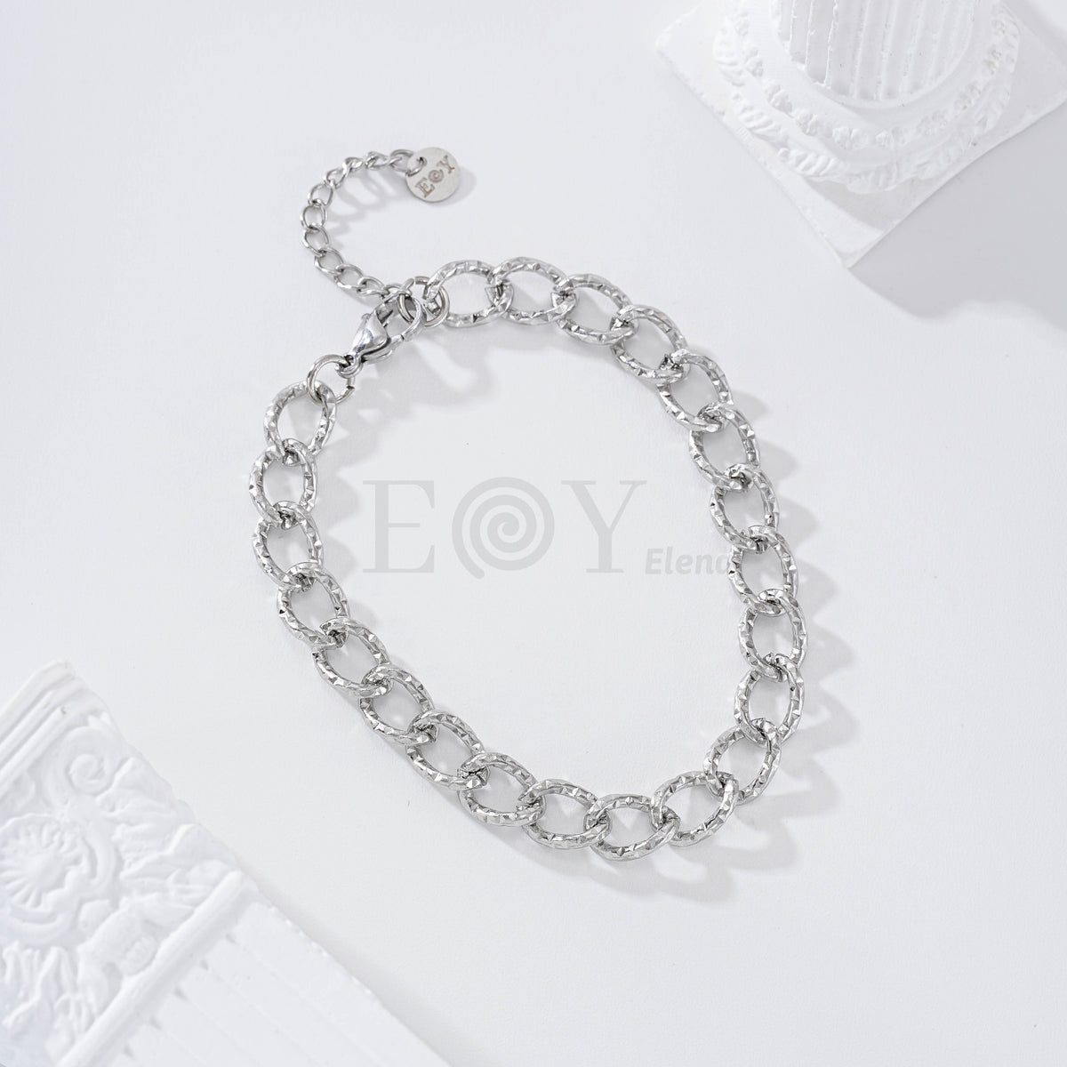 Pulsera con aros entrelazados textura acero