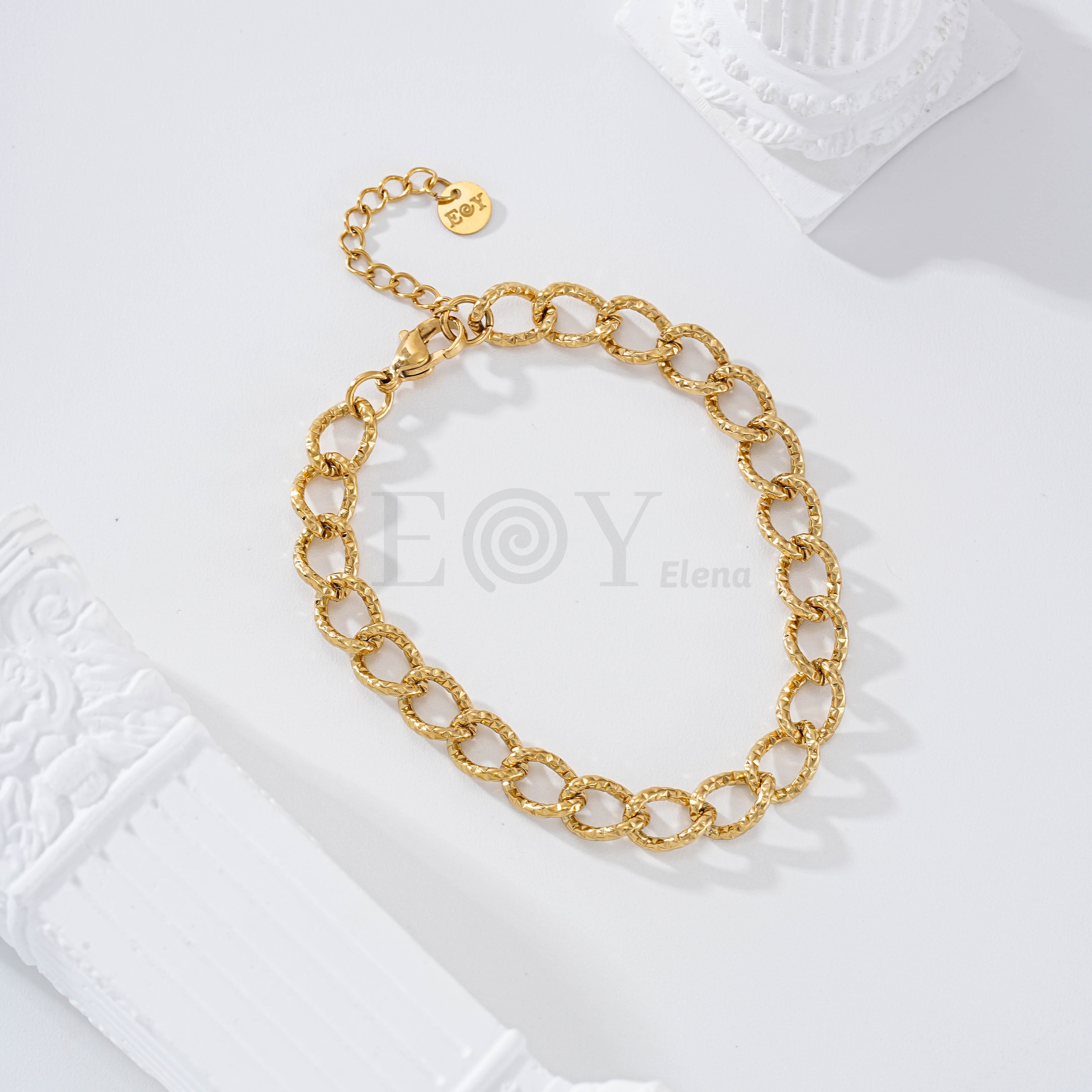 Pulsera con aros entrelazados textura acero