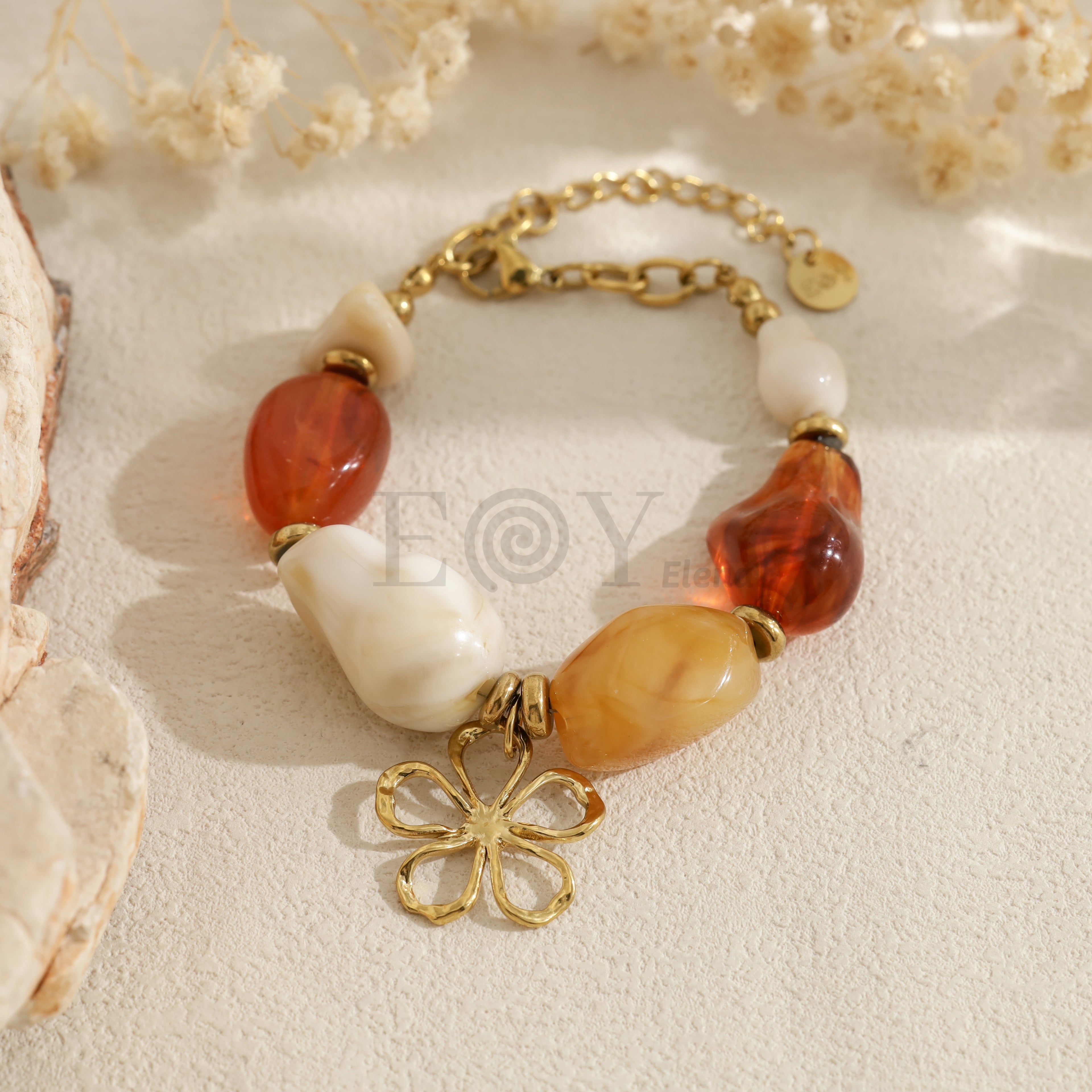 Pulsera con cuentas naranjas y blancas y colgante de flor
