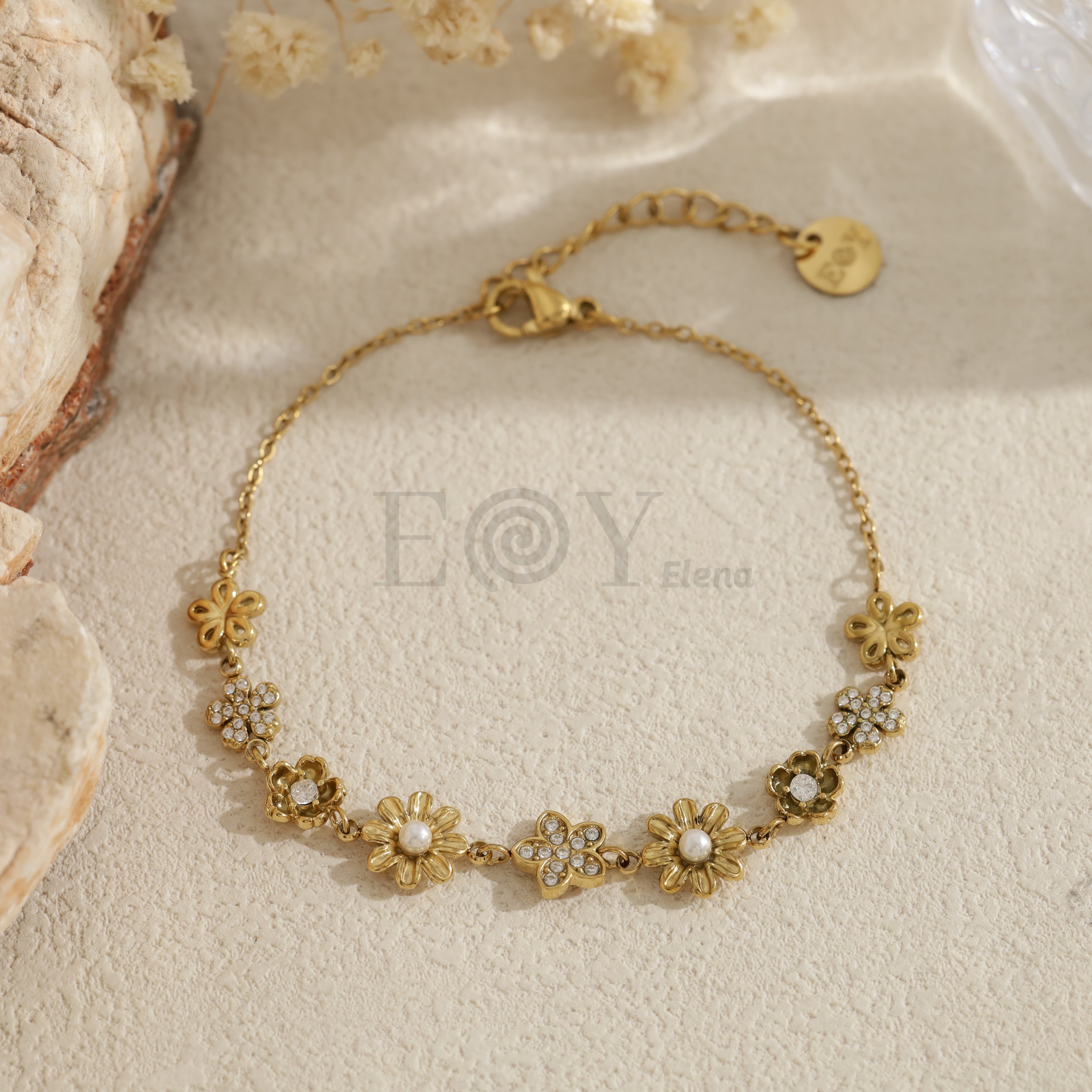 Pulsera con flores, perlas y piedras