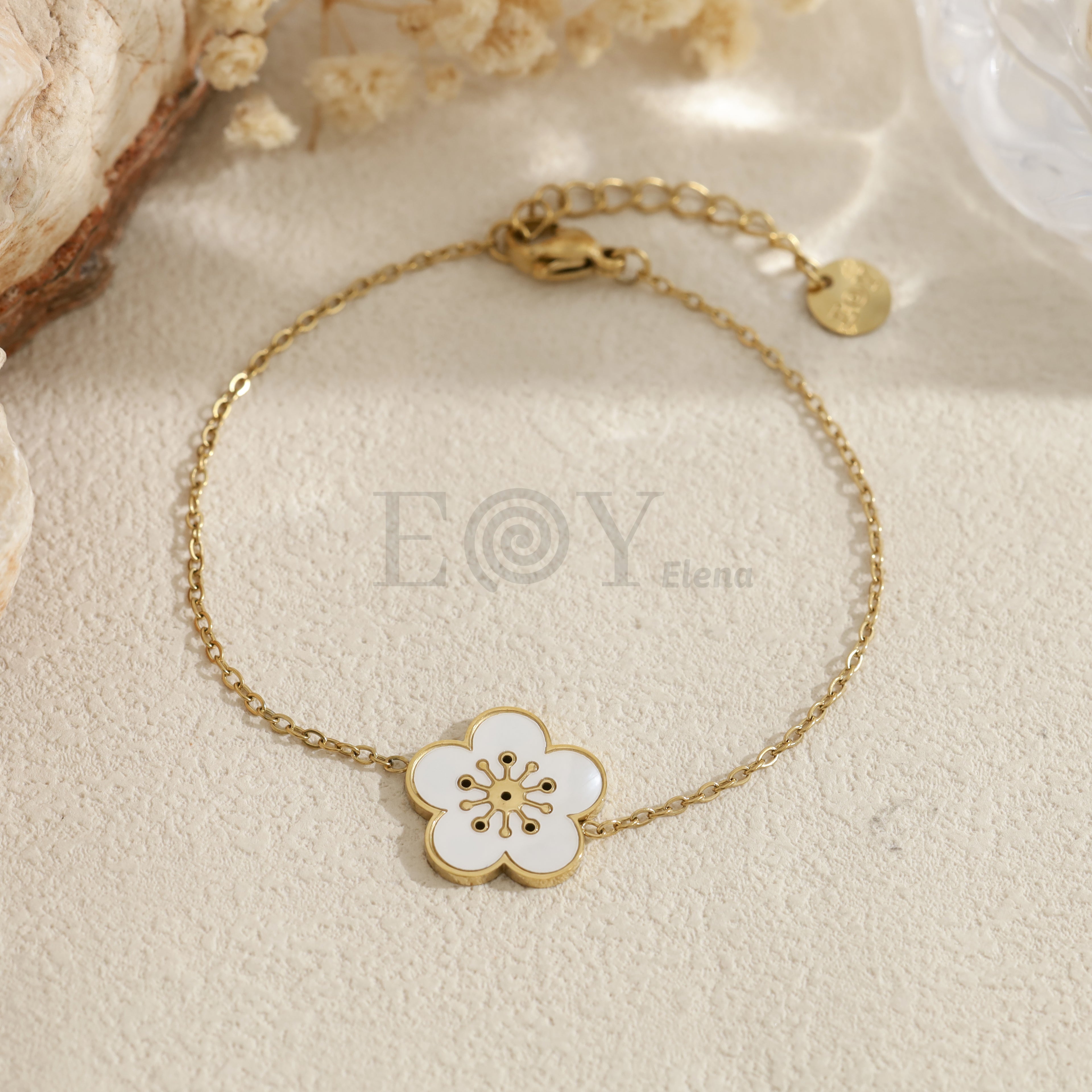 Pulsera con flor blanca