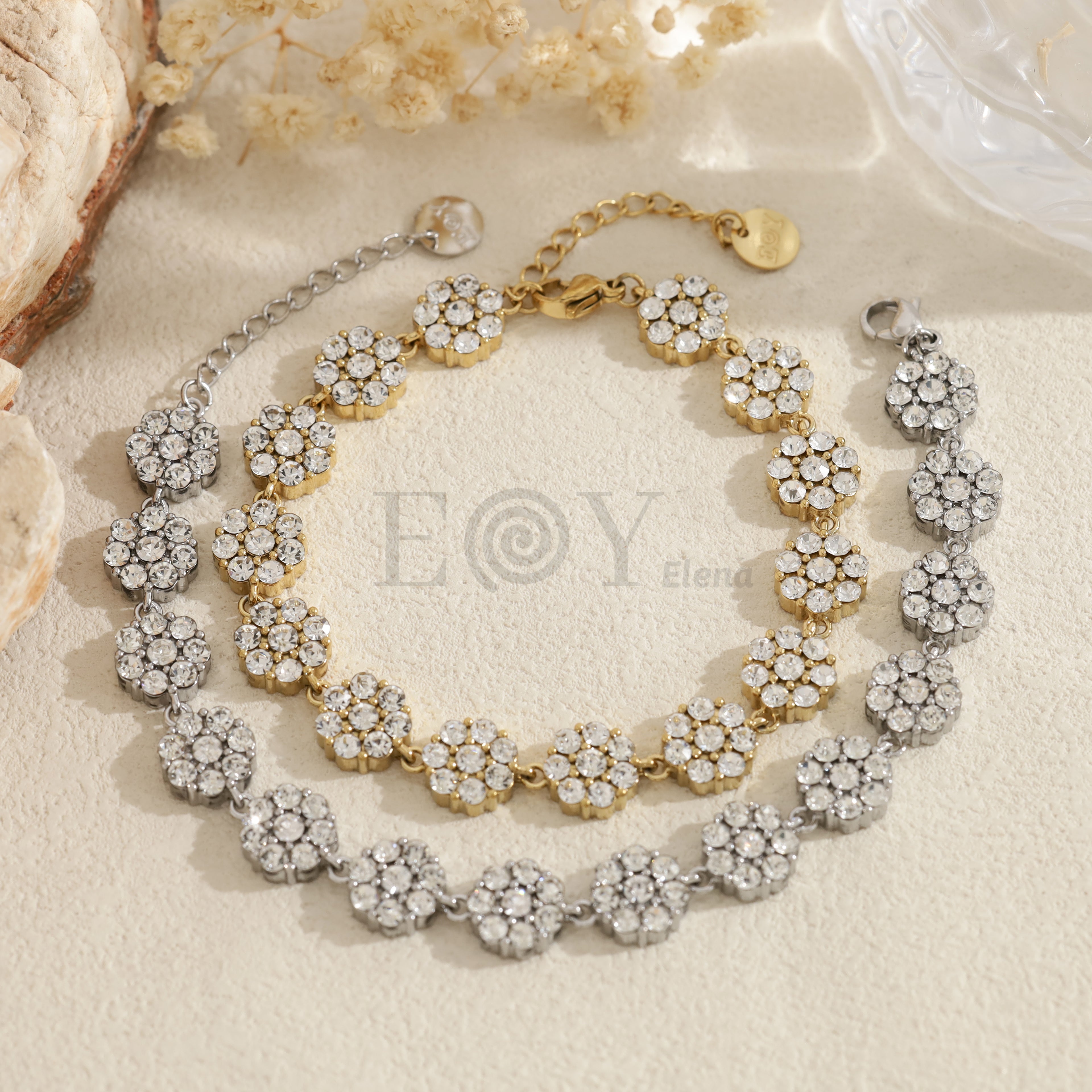 Pulsera con flores de piedras transparentes