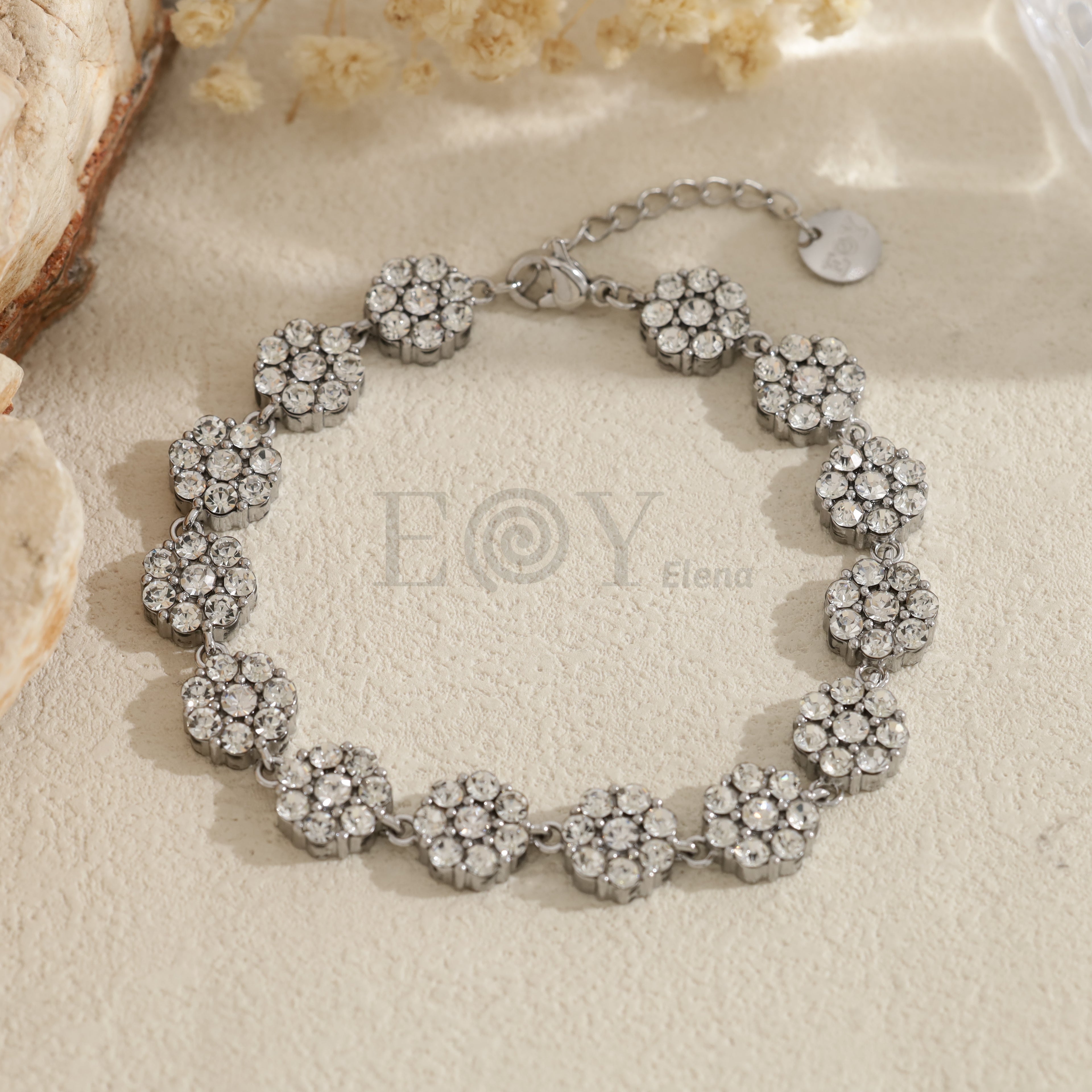 Pulsera con flores de piedras transparentes