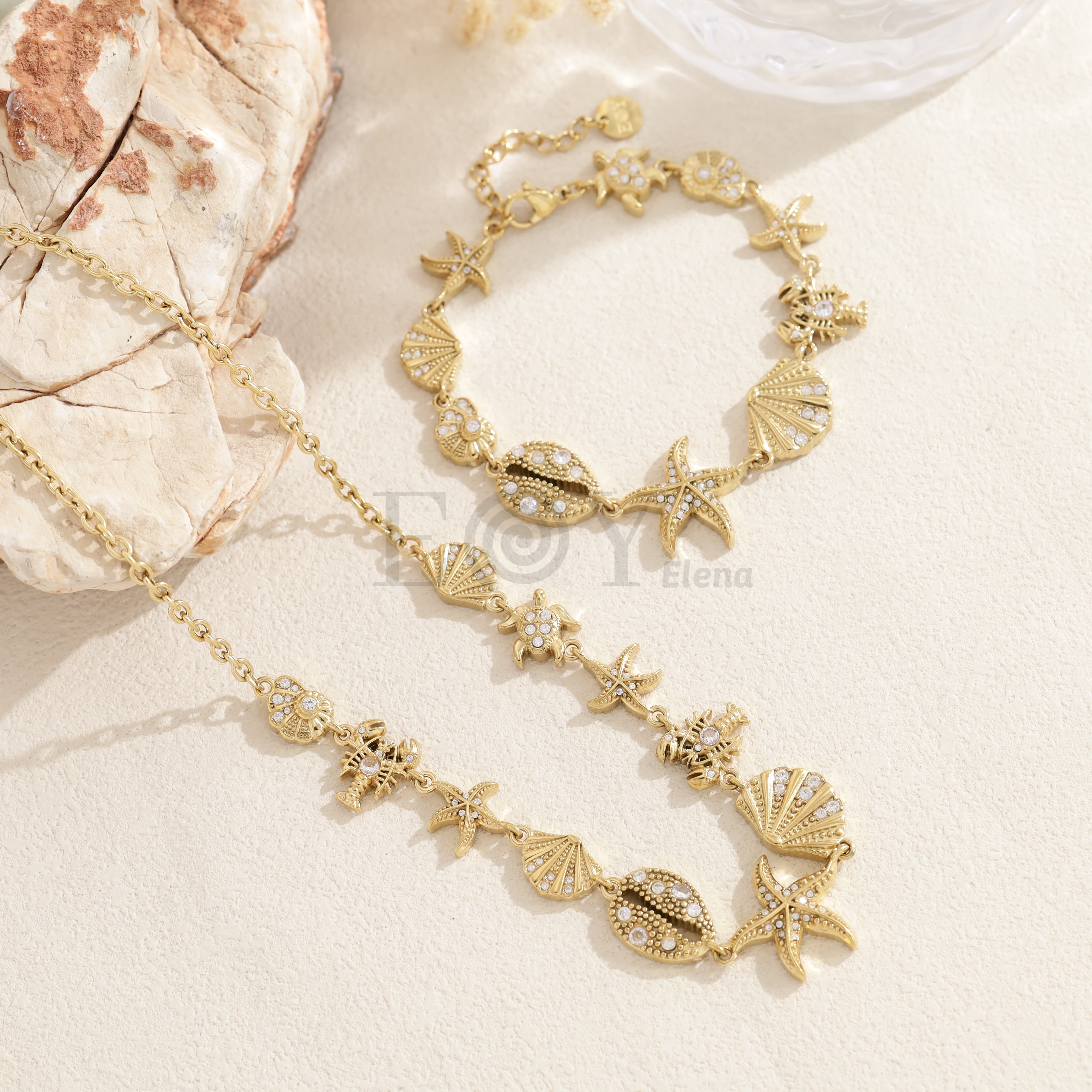 Pulsera marina dorada con charms
