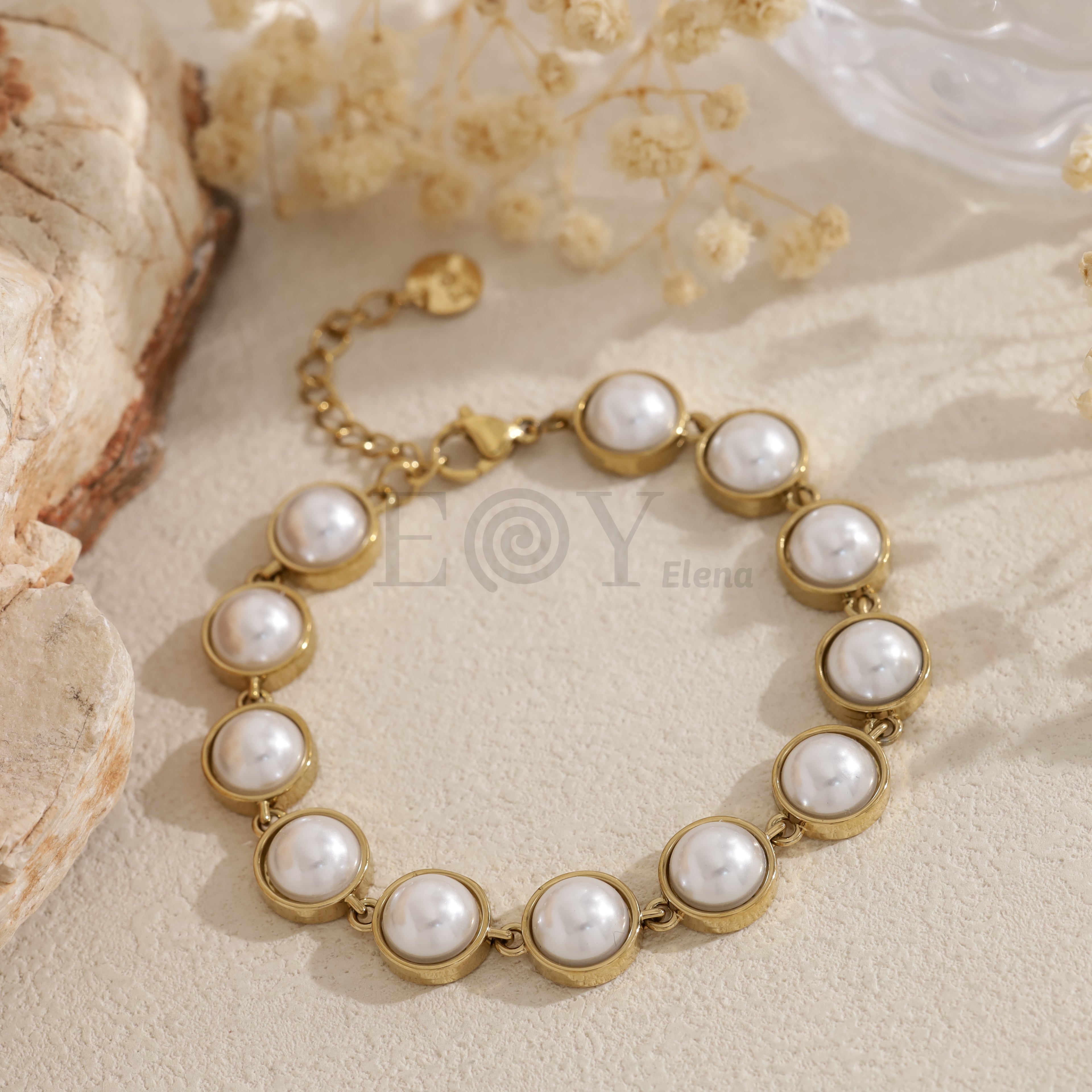 Pulsera dorada con perlas blancas engastadas