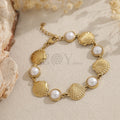 Pulsera dorada con conchas marinas y perlas blancas