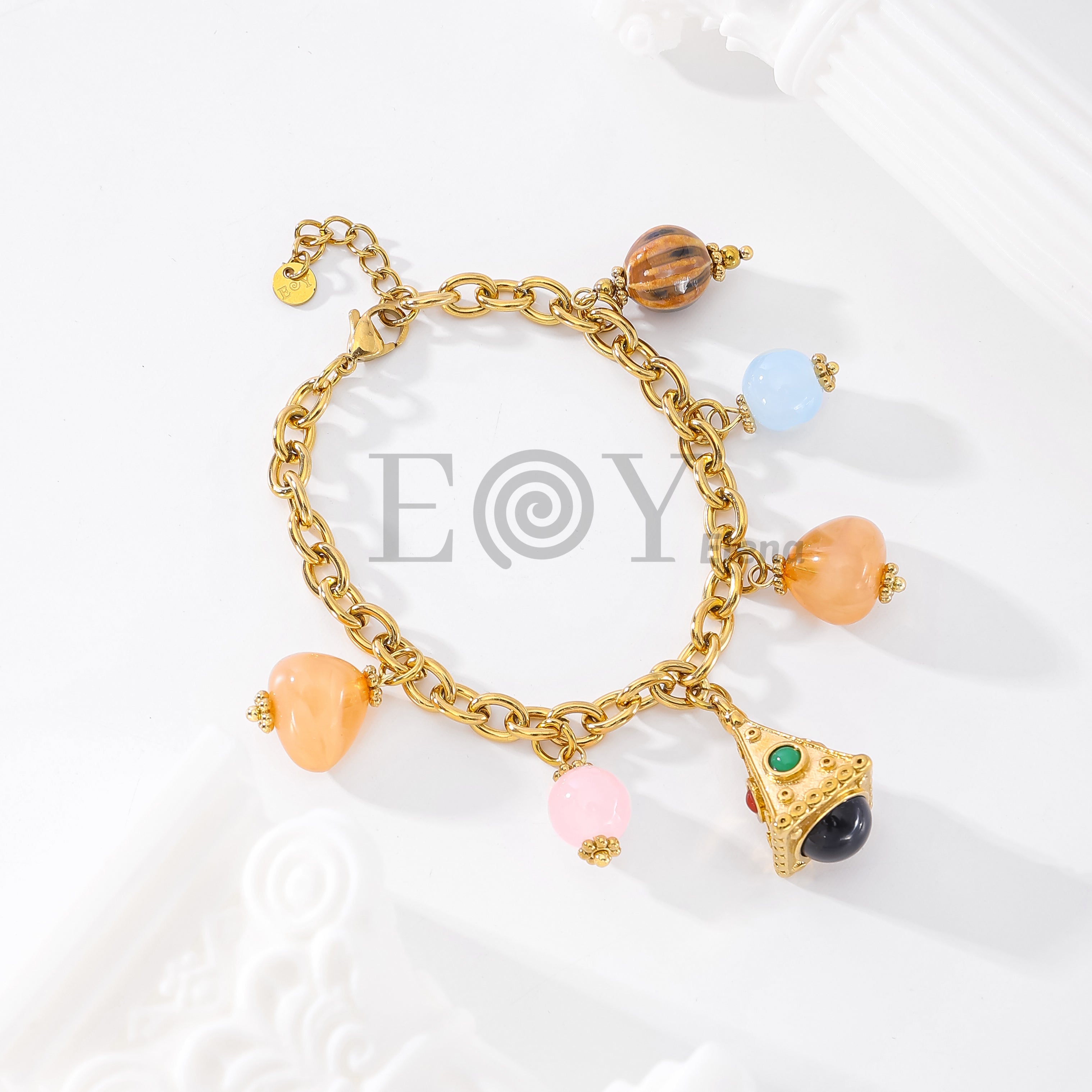 Pulsera con charms y farolillos