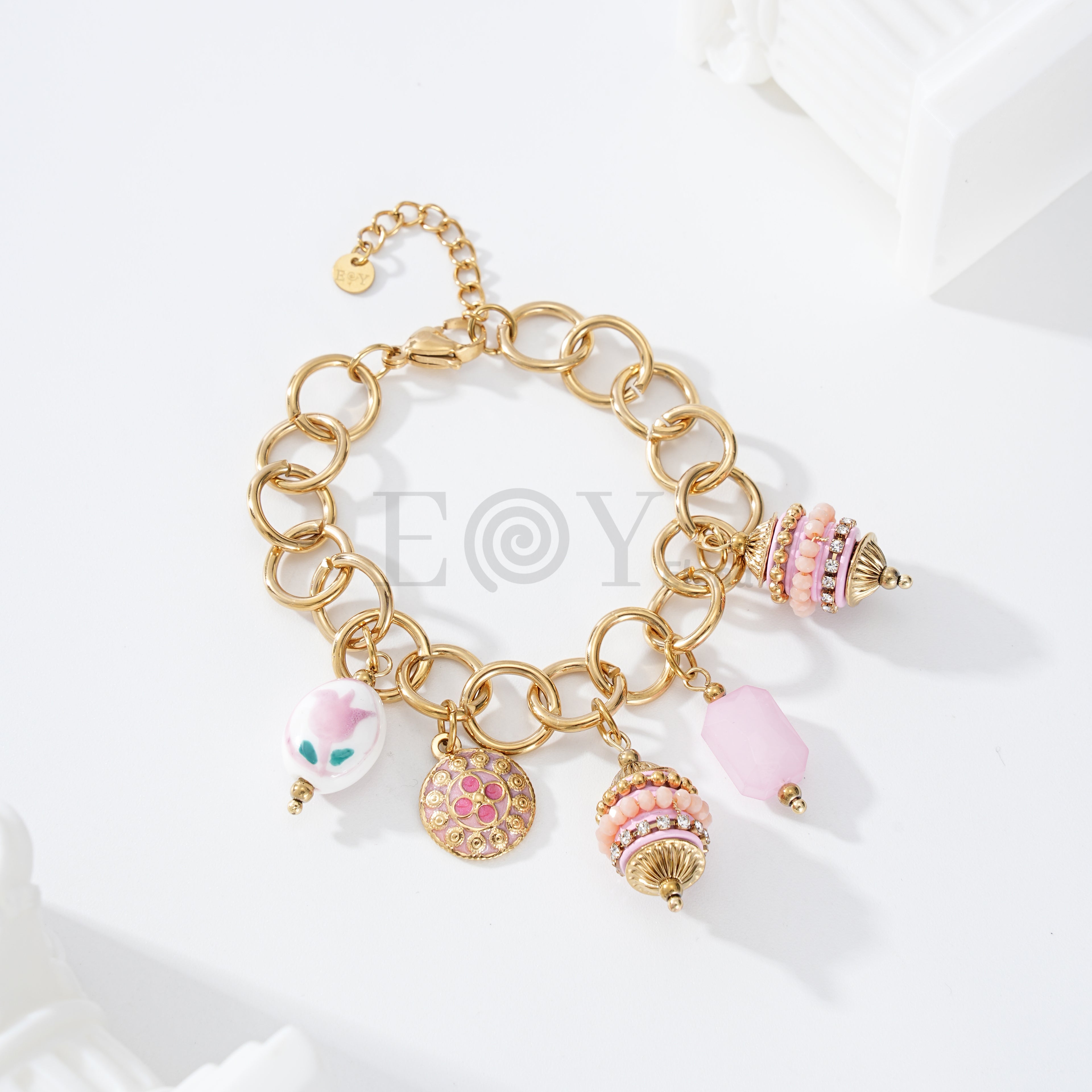 Pulsera con charms rosas