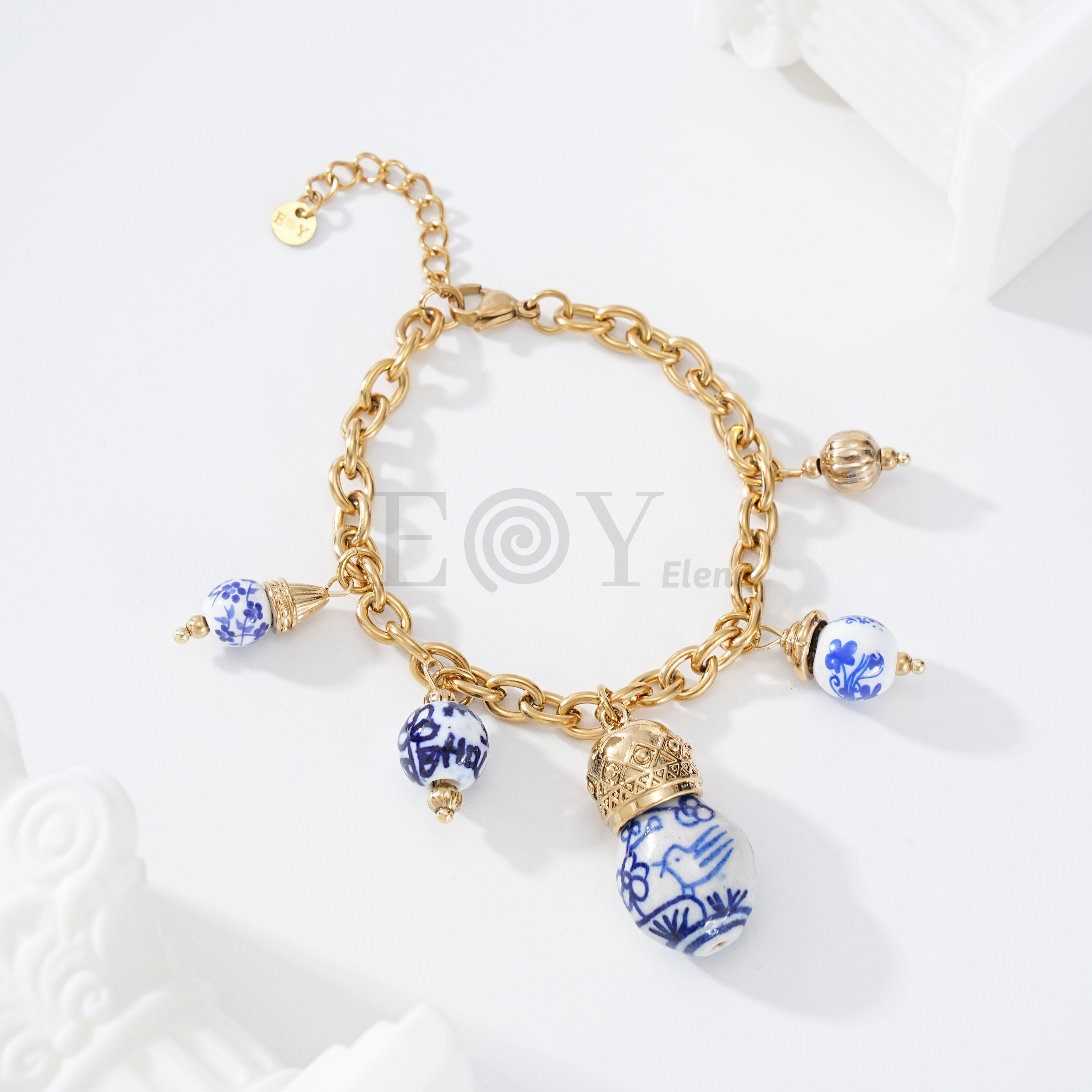 Pulsera con charms tonos azules